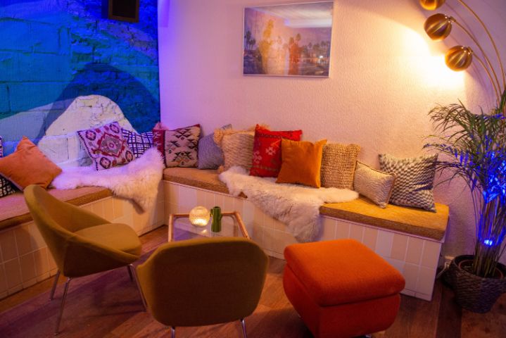 Cozy lounge area in Studio 48, perfect for networking events and informal meetings.