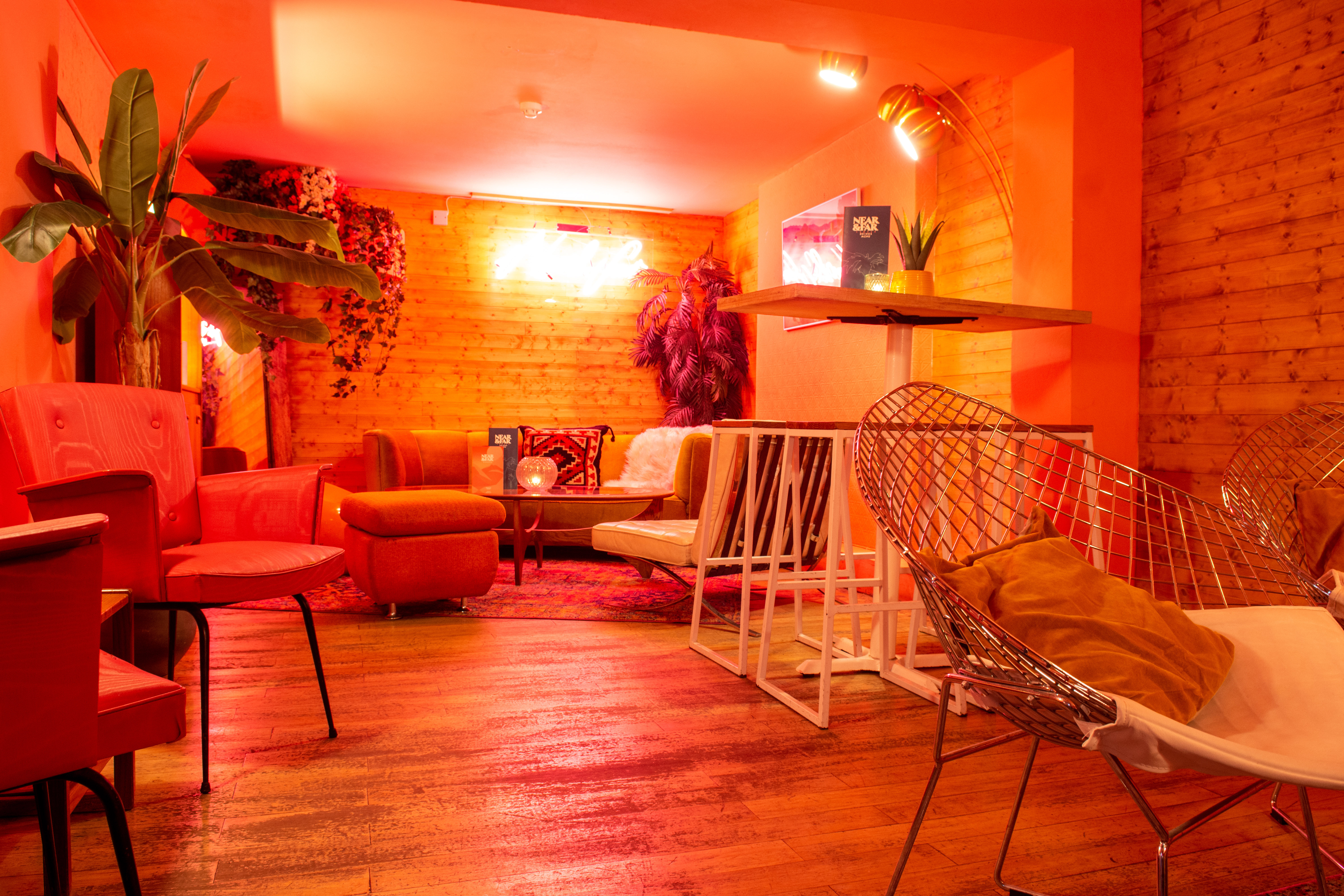 Vibrant lounge in Studio 48, ideal for networking events and casual meetings.