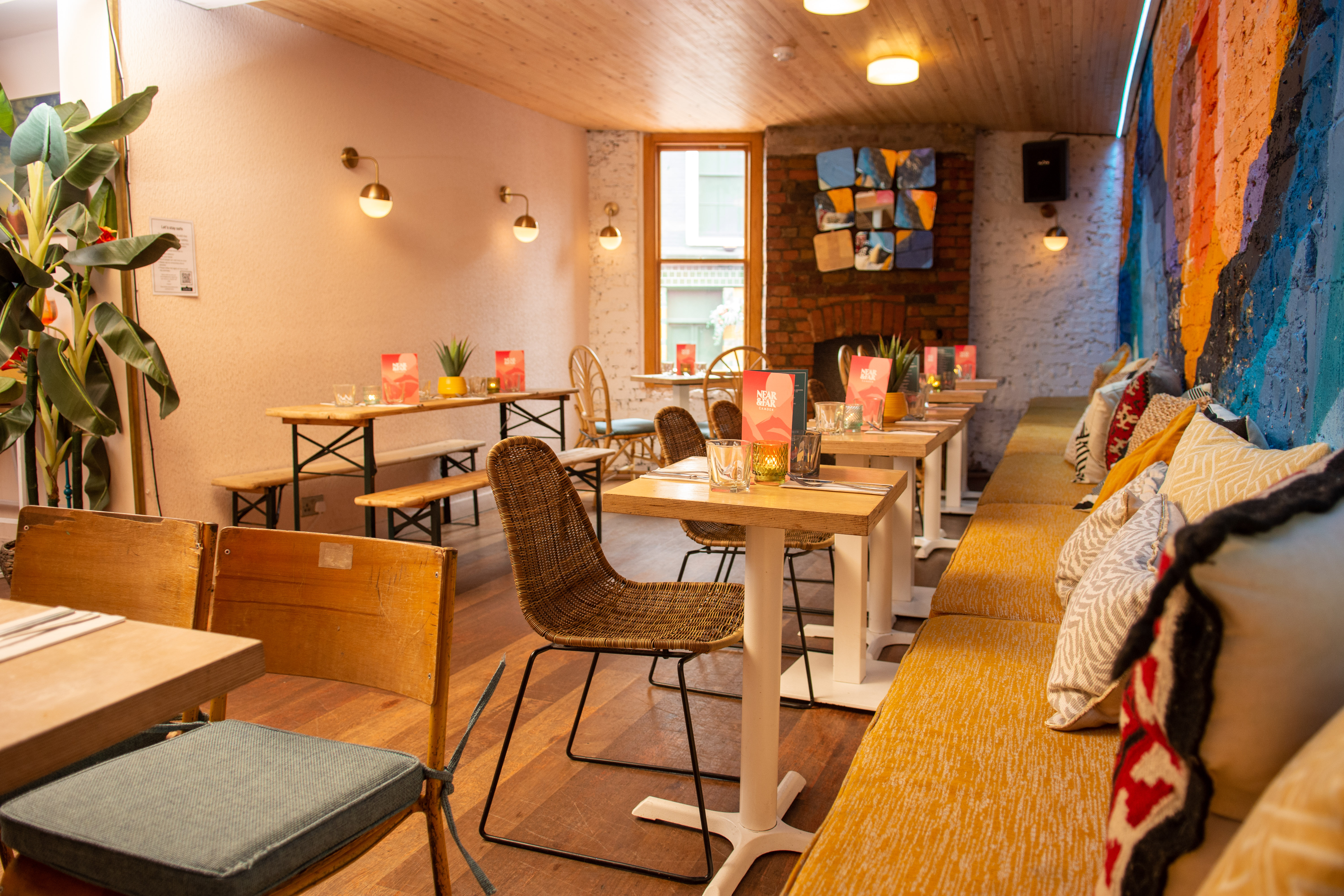 Cozy event space in Studio 48 with warm lighting for intimate gatherings and meetings.