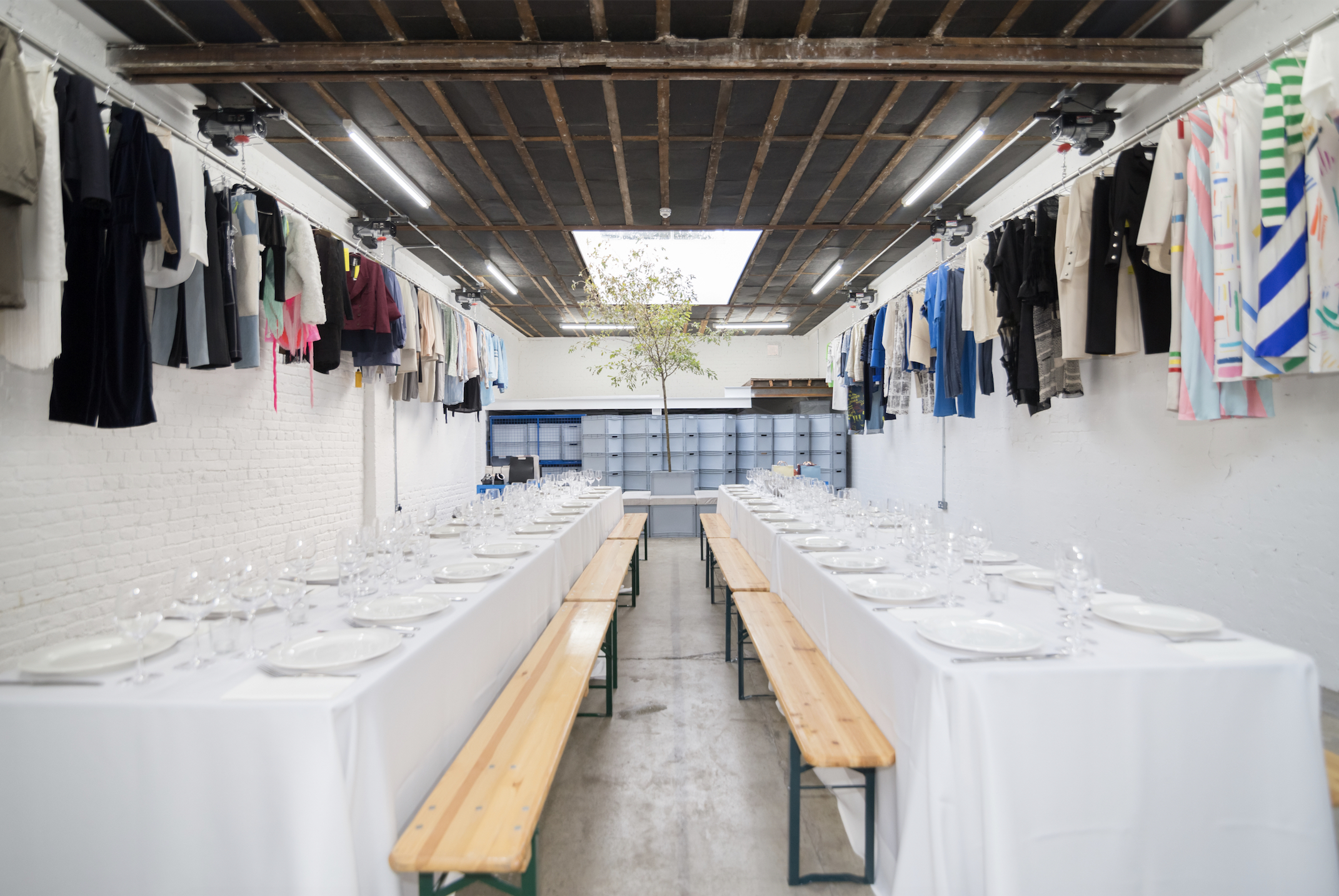 Elegant event space with long tables, ideal for intimate gatherings and workshops.