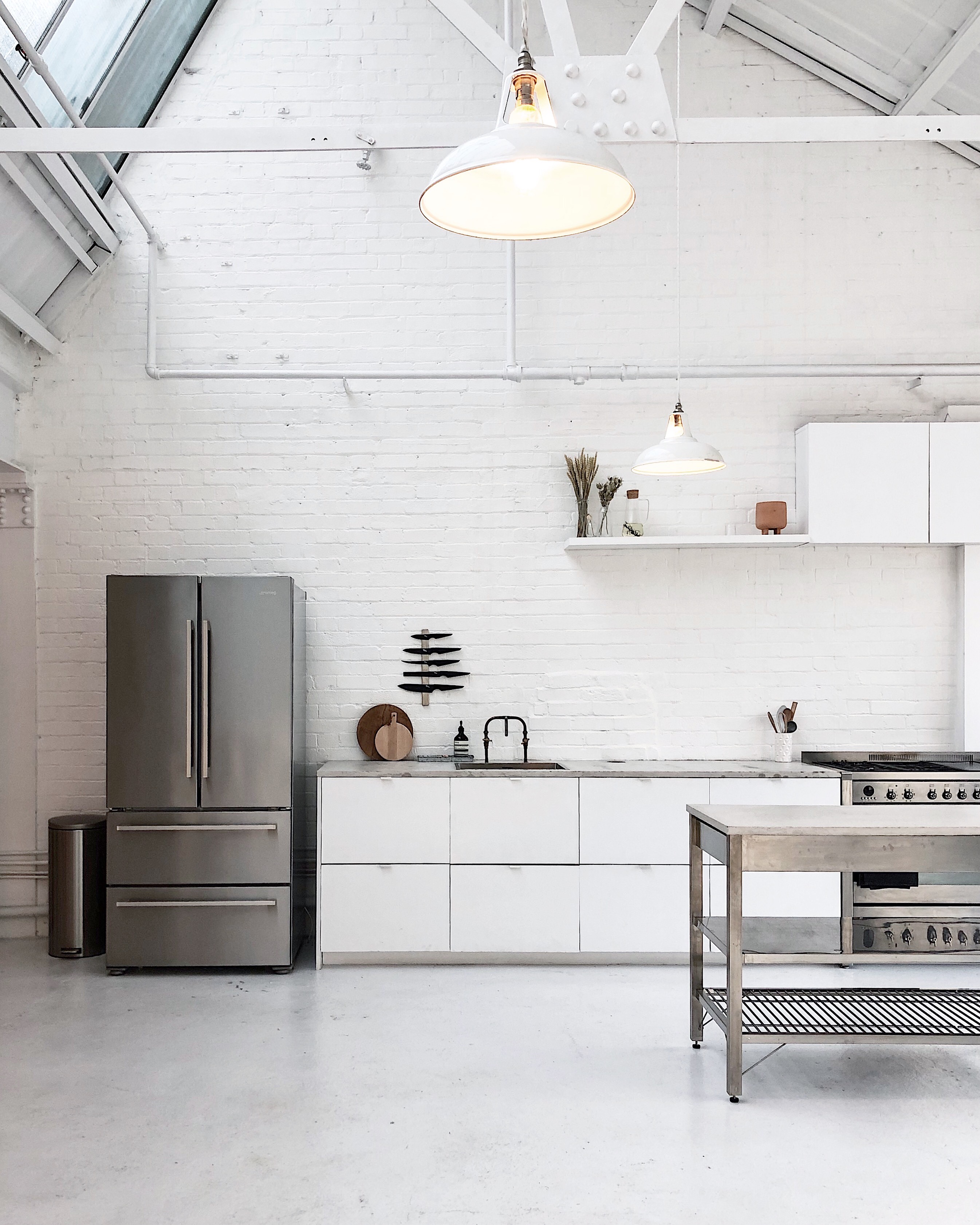Modern minimalist kitchen in Stamford Studio for culinary events and gatherings.
