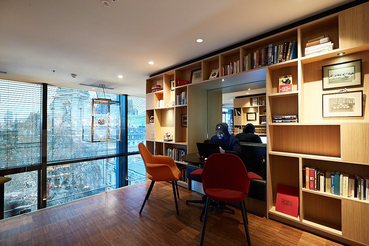 Modern workspace in cloudM Tower, London; ideal for networking and brainstorming events.