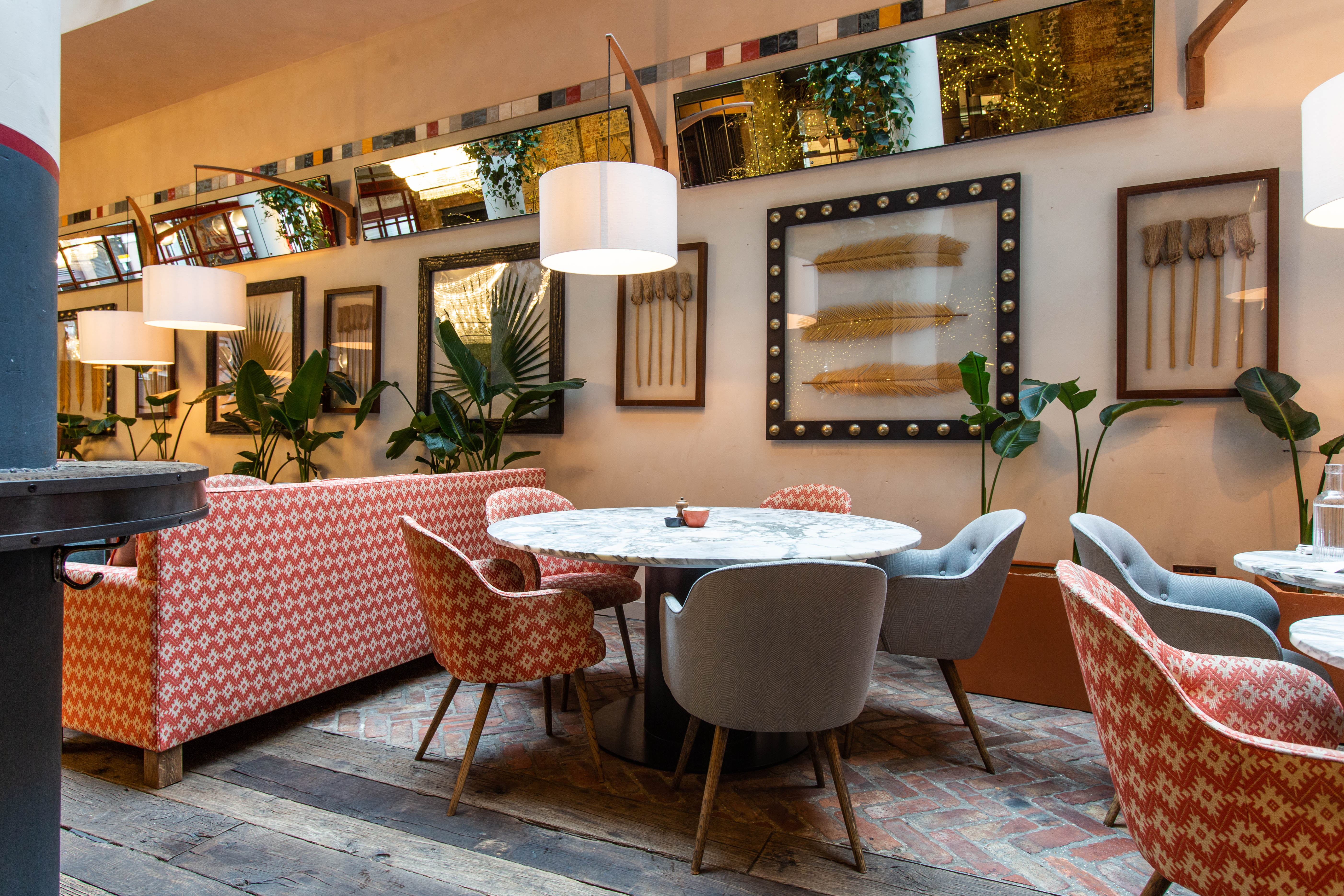Stylish meeting space at Sophie's Bar, perfect for casual gatherings and brainstorming.