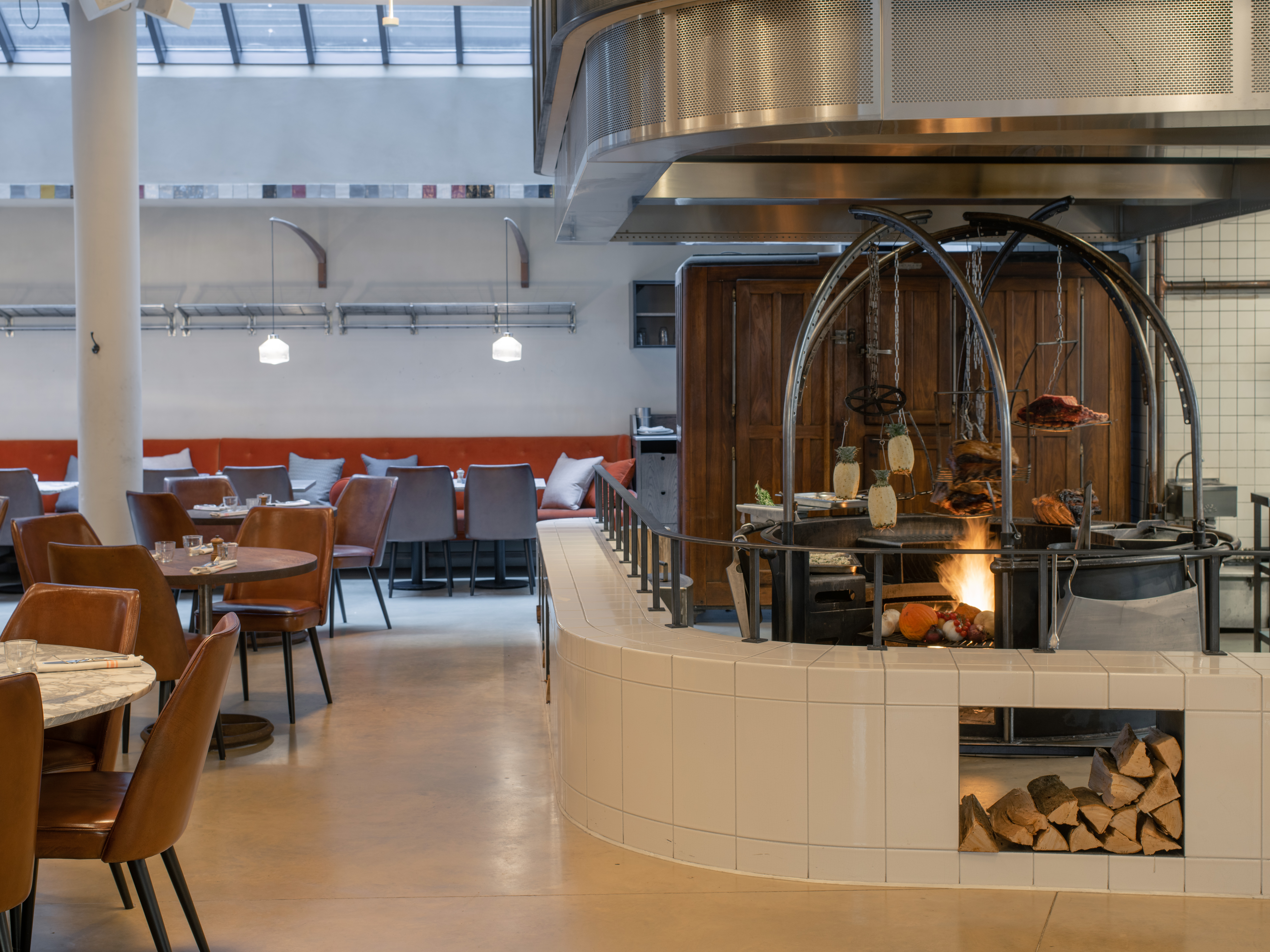 Modern restaurant with open kitchen and grill, ideal for dining events and gatherings.