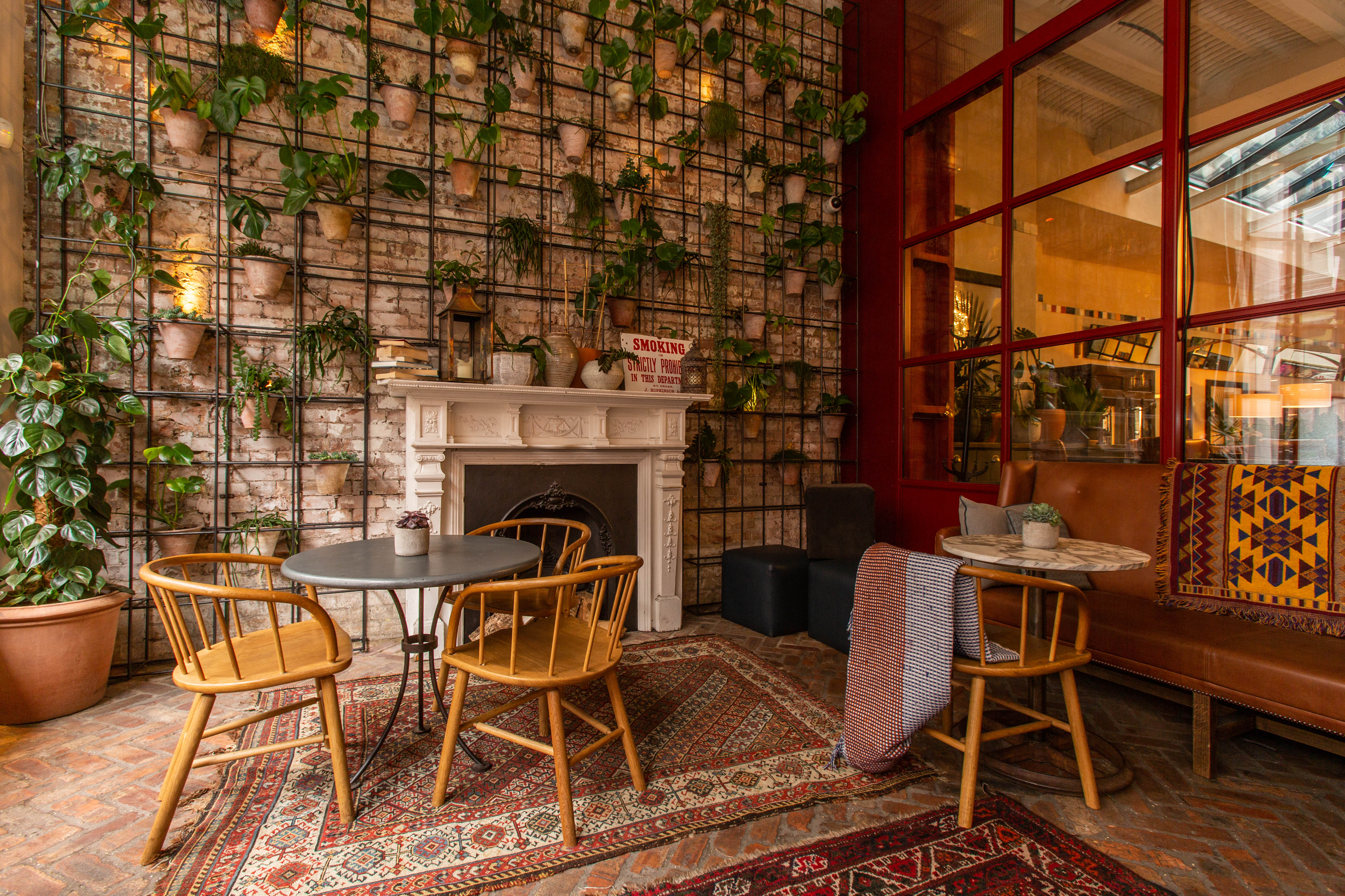 Cozy meeting space with greenery, ideal for team gatherings and creative workshops.