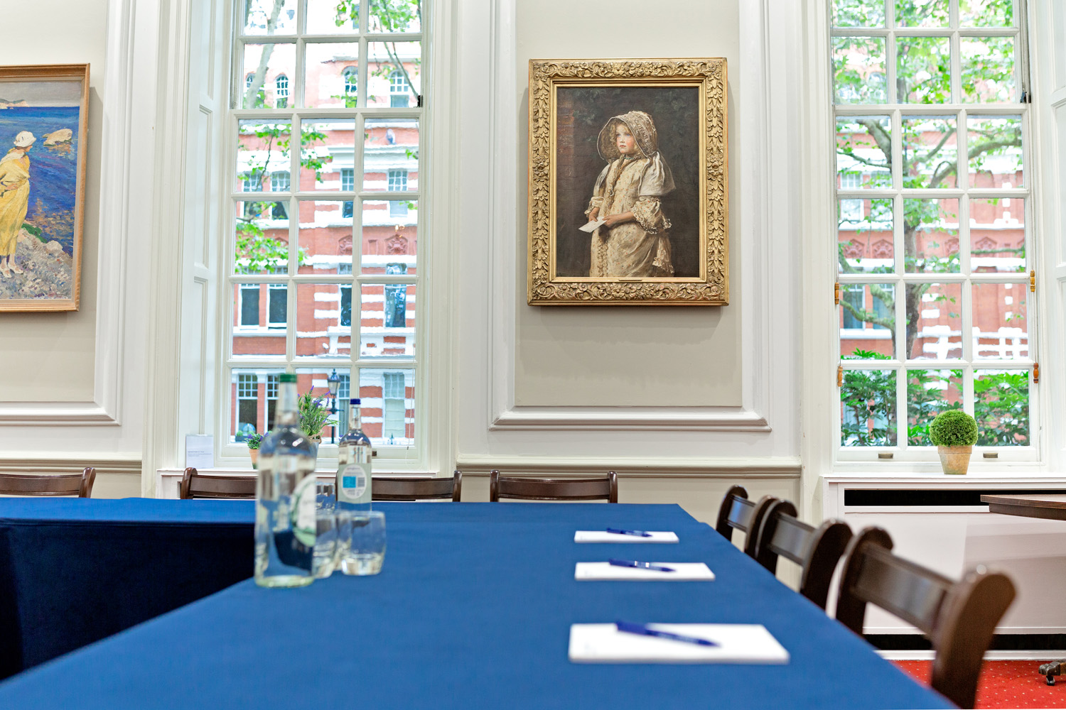Elegant meeting room with long table, natural light, ideal for conferences and discussions.