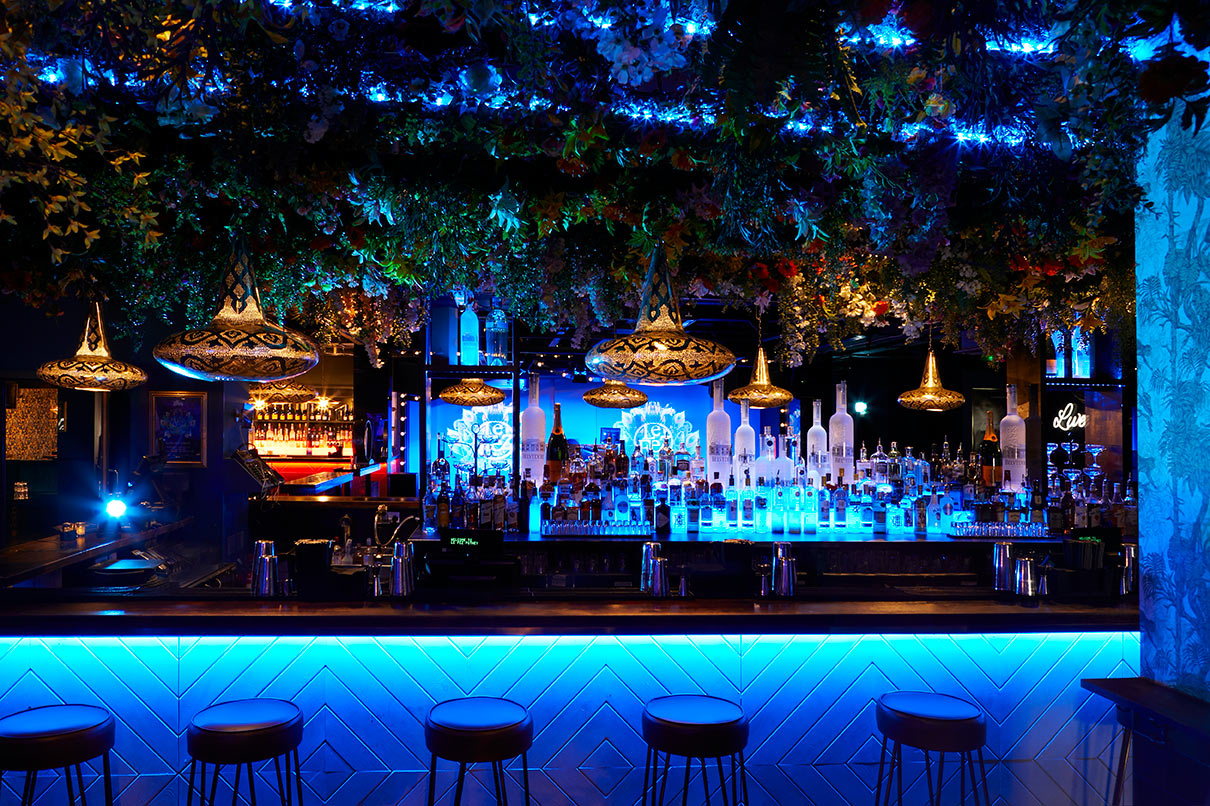 Vibrant bar in Le Jardin, Le Fez, ideal for upscale cocktail receptions and social events.