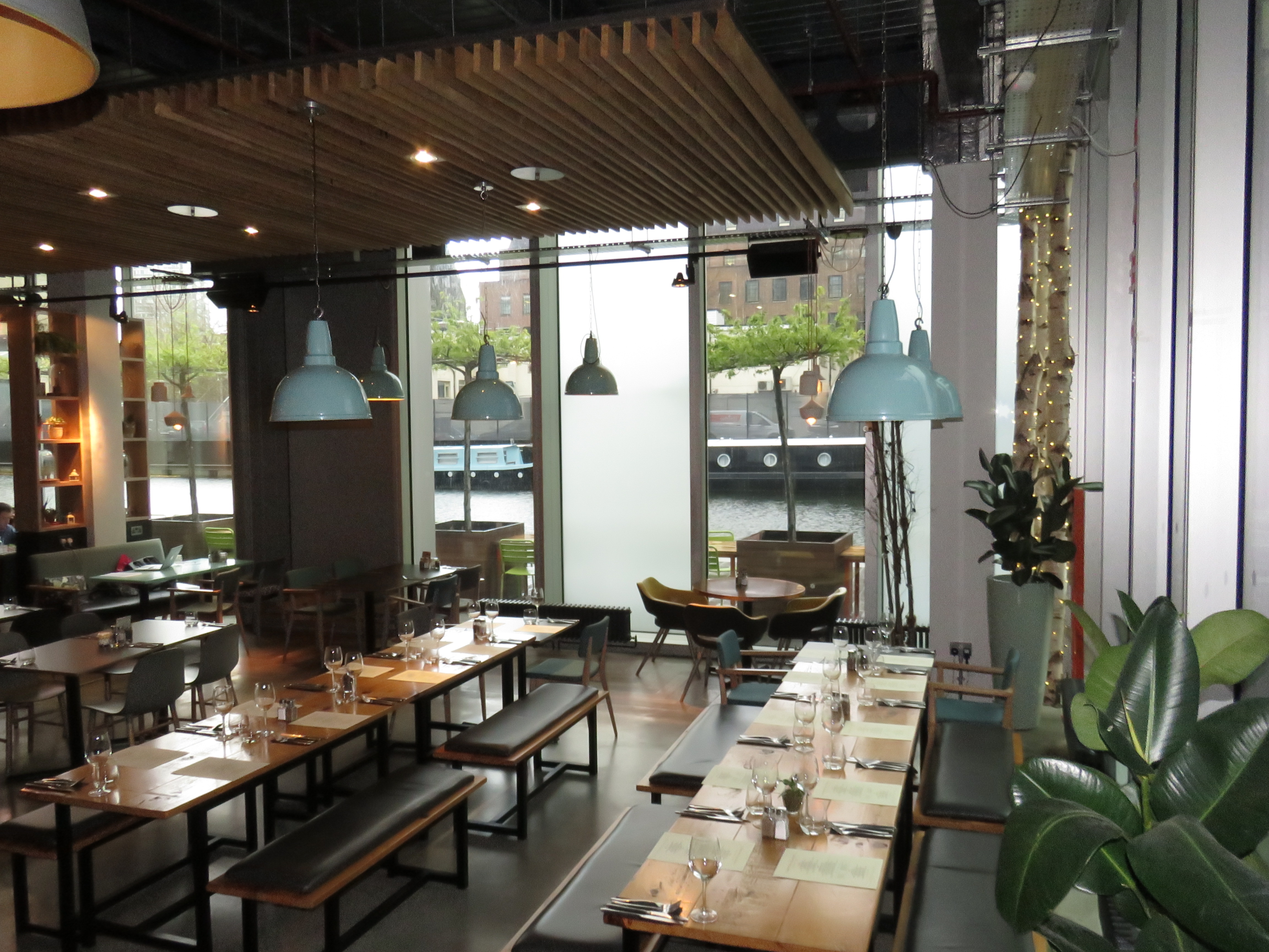 Modern restaurant in KuPP with natural light, perfect for meetings and events.