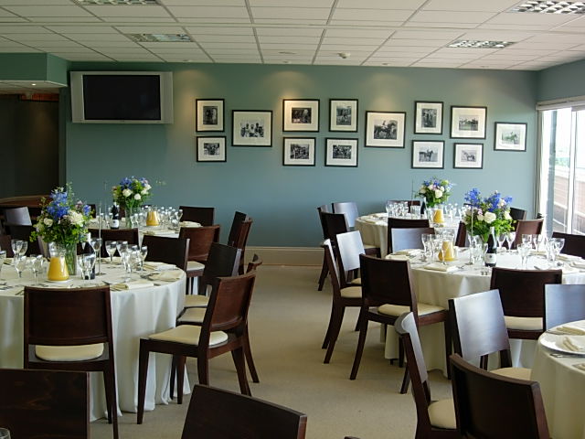 Berkshire Stand event space with elegant round tables, ideal for corporate meetings and gatherings.