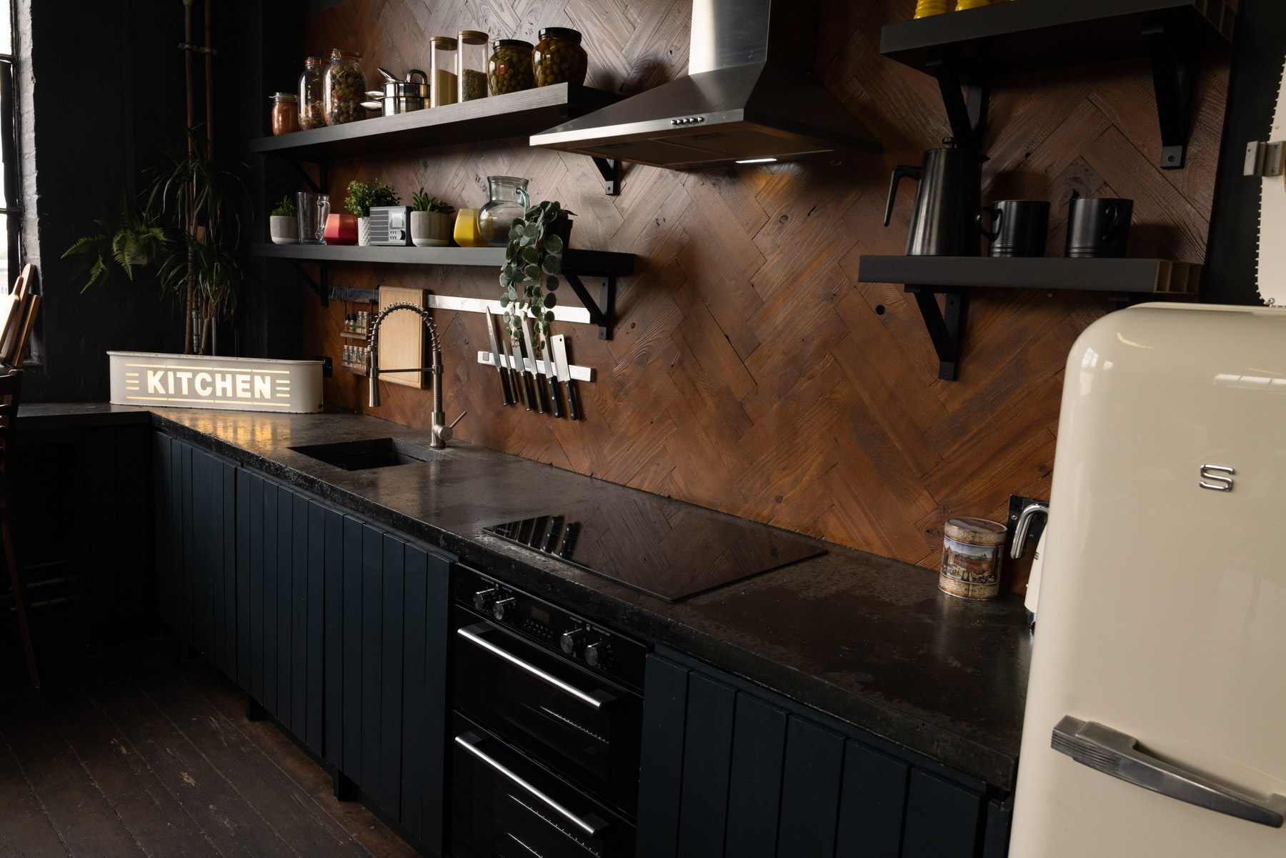 Crixus Dockyard Kitchen - 1lmtbhxgi02.jpg