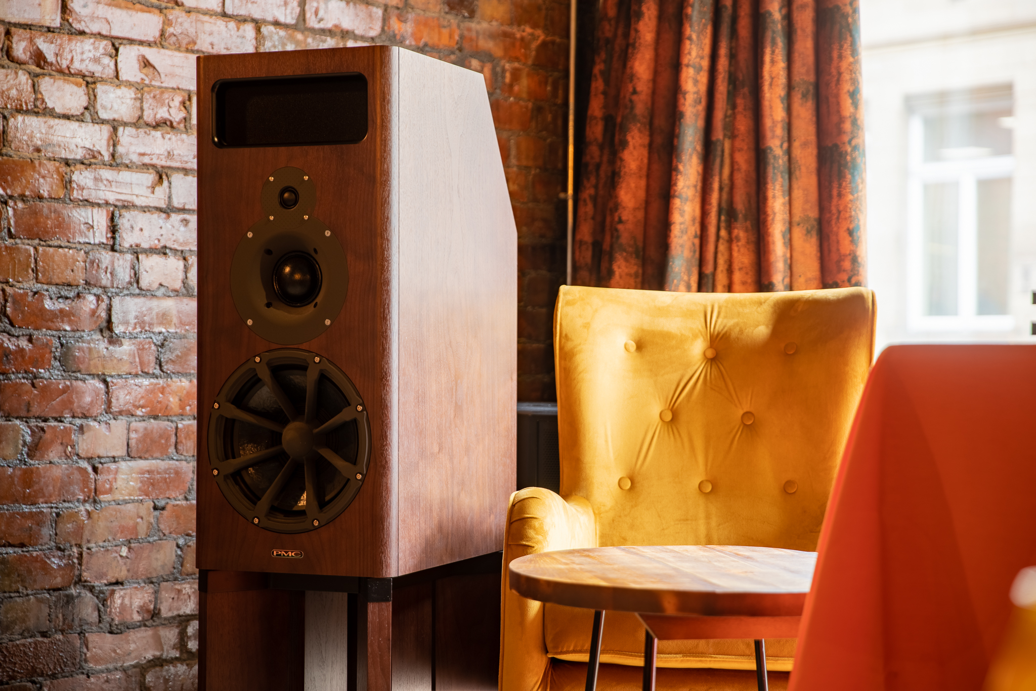 Stylish audio setup with vintage speaker in cozy meeting space at 33 Oldham Street.