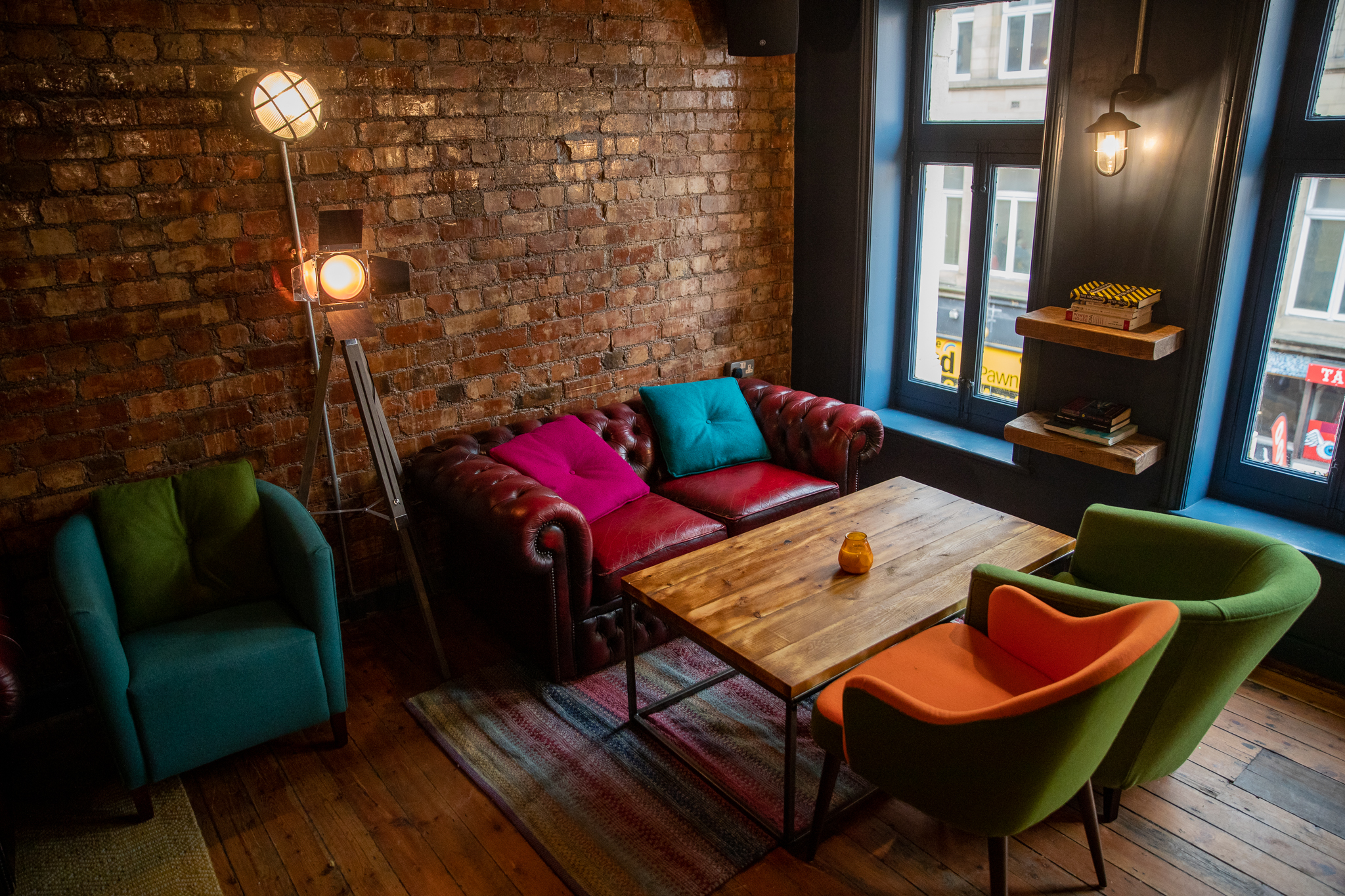 Cozy meeting space with vintage decor, ideal for creative gatherings and team events.