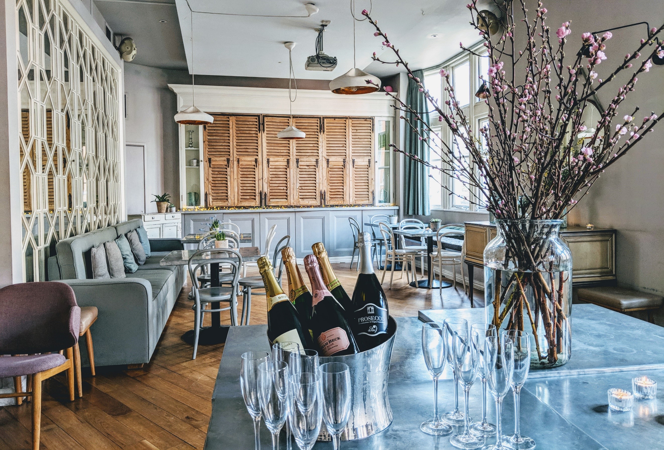 Private dining room with chic bar, ideal for upscale networking and celebratory events.