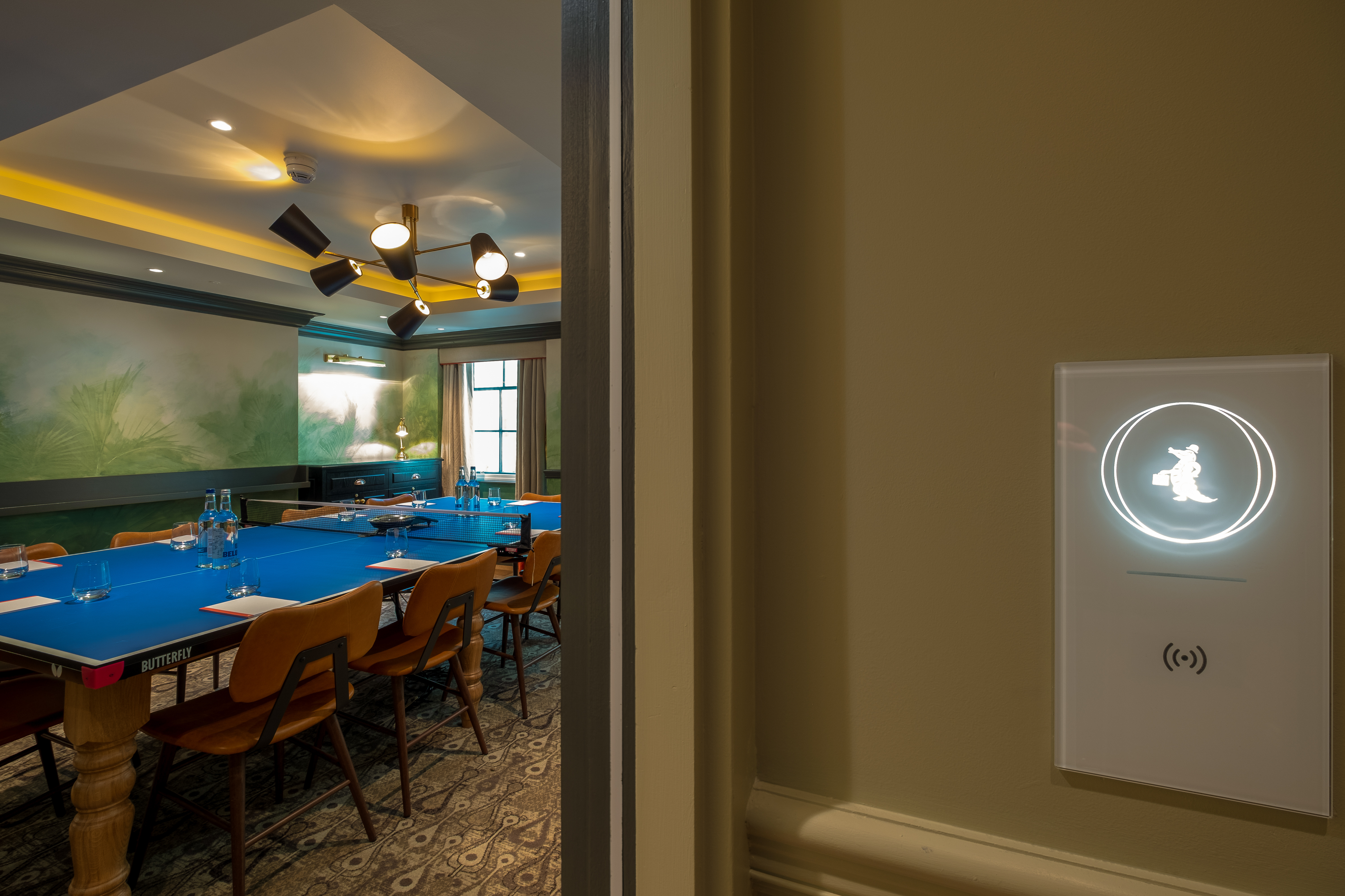 "Modern meeting room with blue table, ideal for professional gatherings and events."