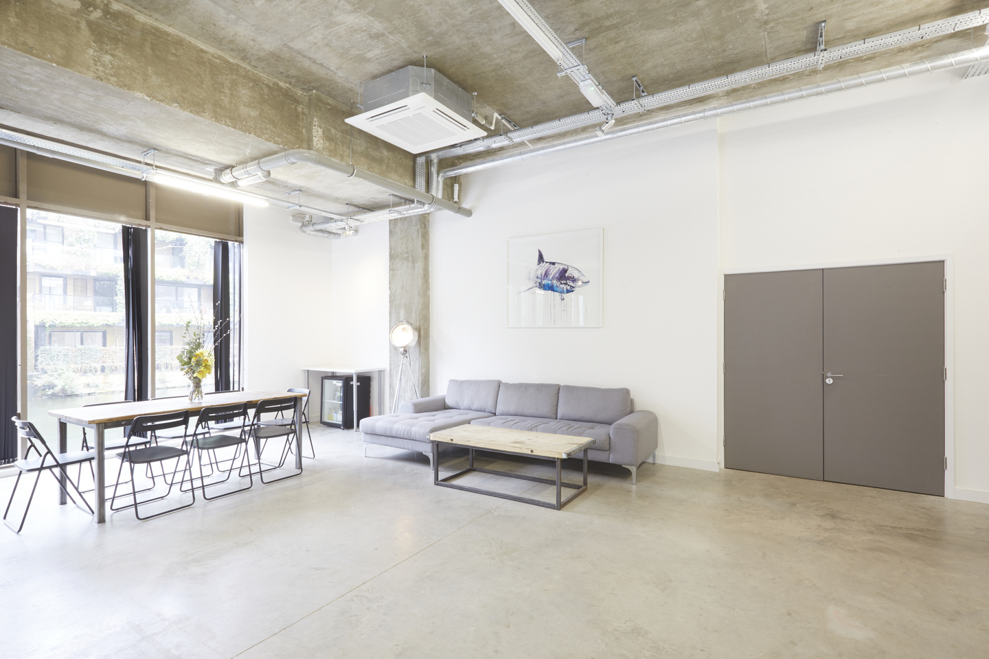 Modern event space with natural light, ideal for meetings and gatherings at LOCK Studios.