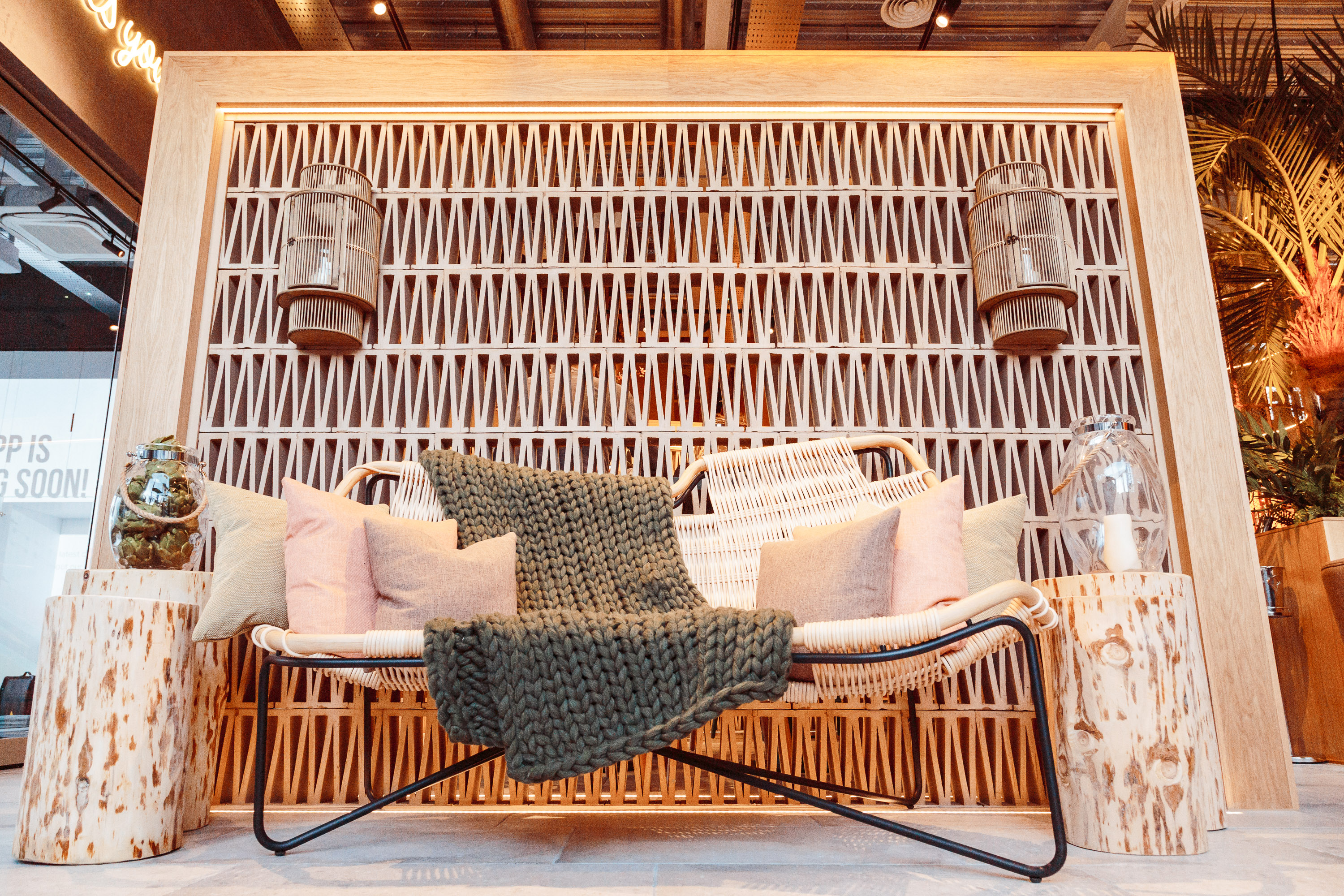 Exclusive Venue - qnqnyre5vmr.jpg