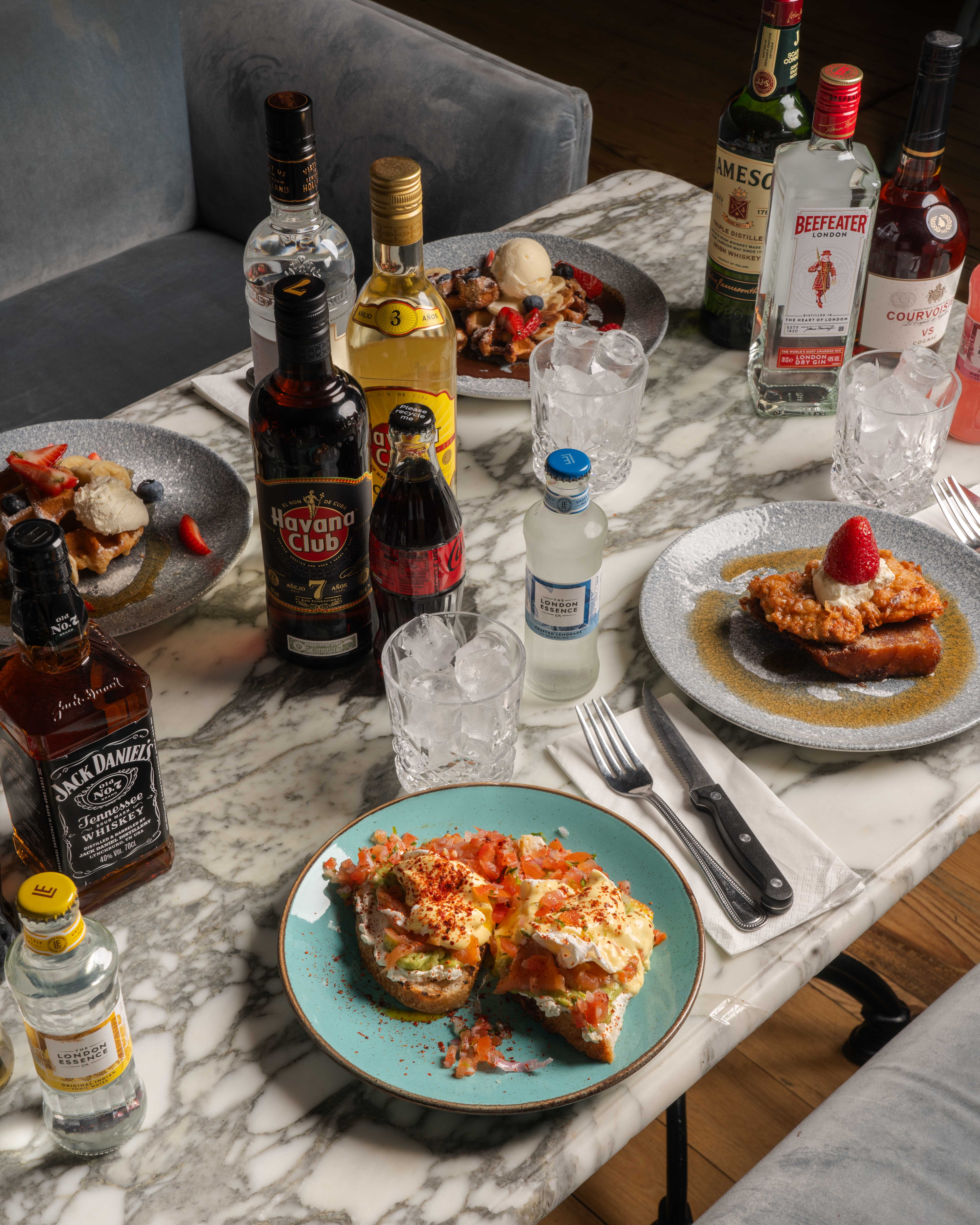 Vibrant dining setup with marble table for upscale networking events at Paradiso Soho.