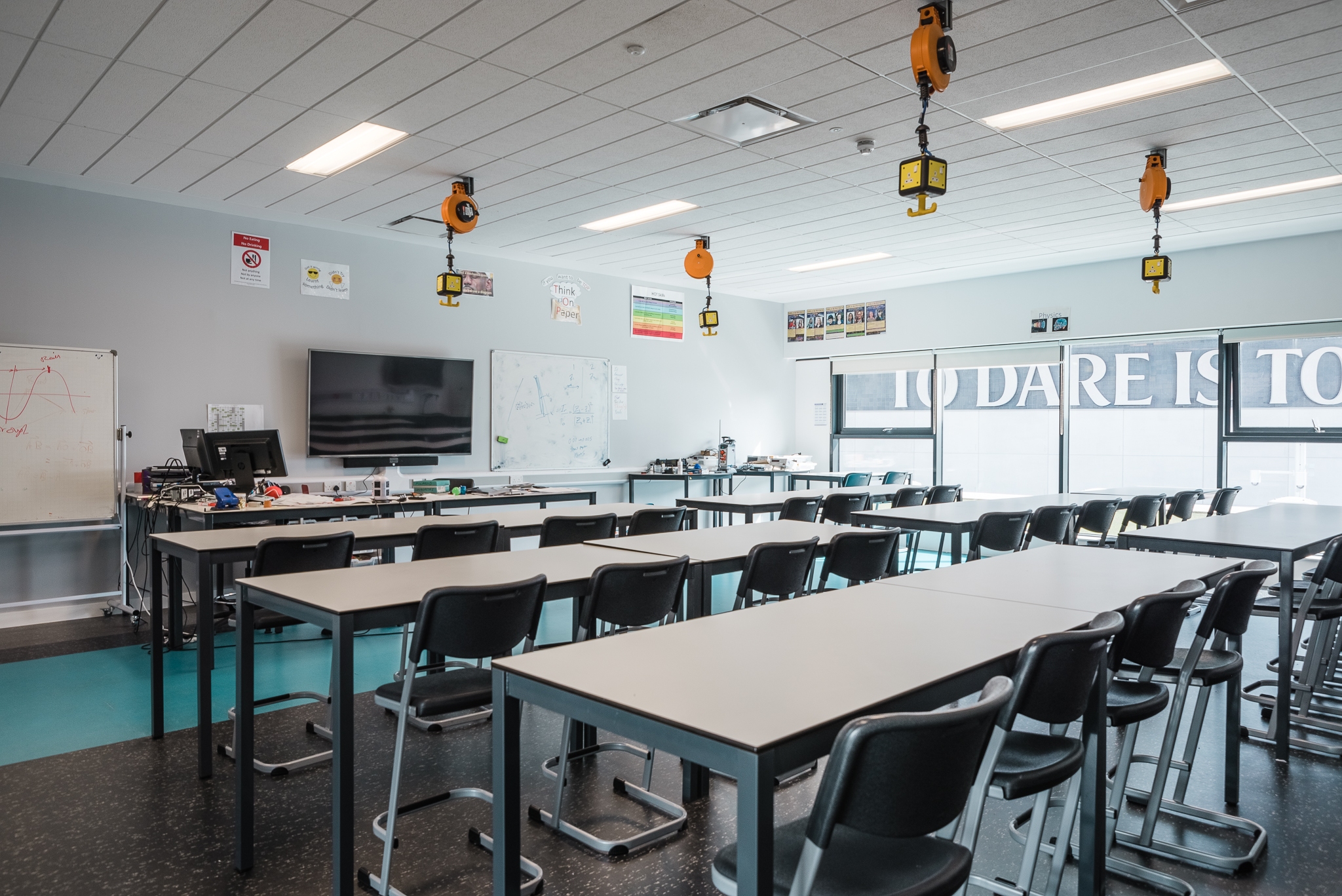 Science classroom with modular tables, ideal for workshops and training events.