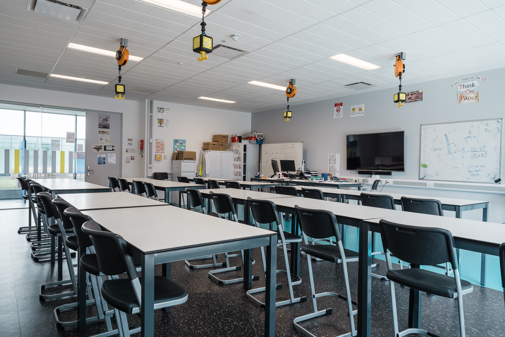 Science classroom with modular tables, ideal for workshops and training sessions.