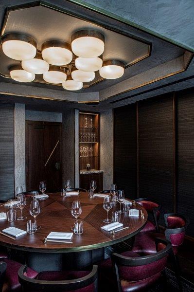 Elegant meeting room with round table, perfect for high-level events and gatherings.