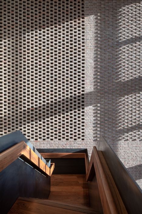 Modern event space with textured brick wall, ideal for corporate meetings and workshops.