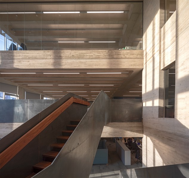 Modern event venue with natural light, ideal for corporate meetings and workshops.