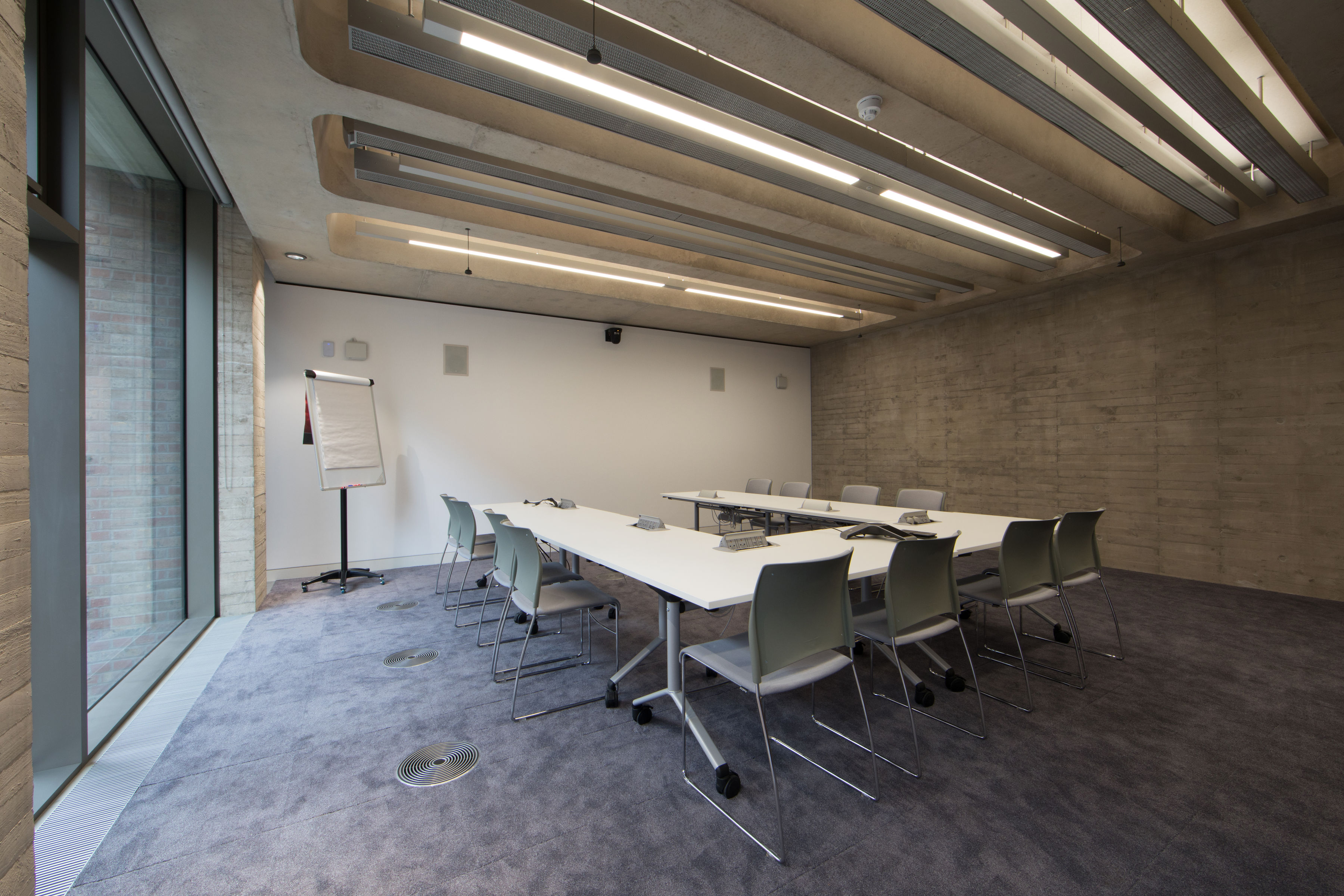 Modern meeting room with flexible seating for workshops and strategic planning.