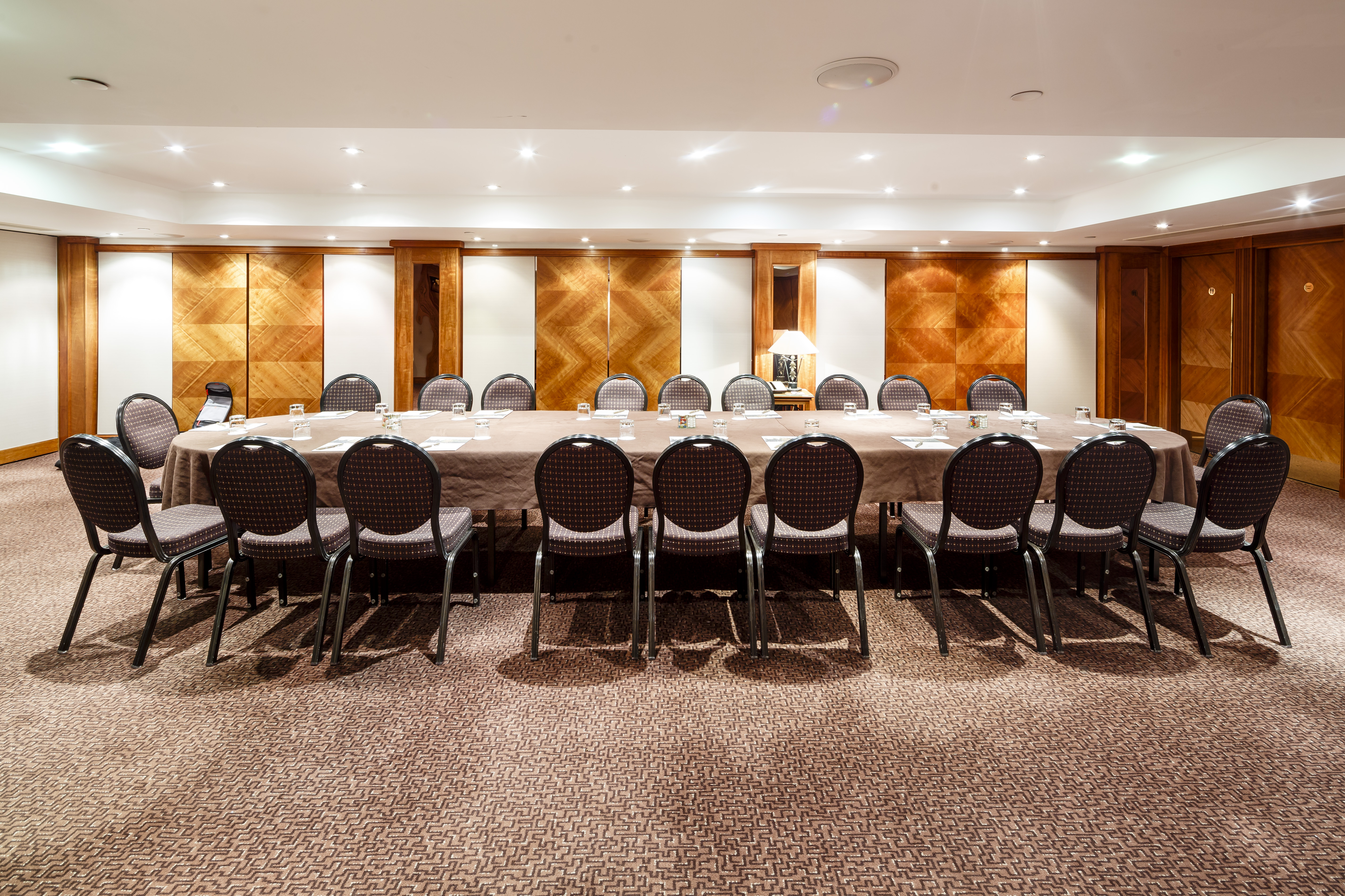 Albert Suite meeting room with large table, ideal for workshops and strategic meetings.