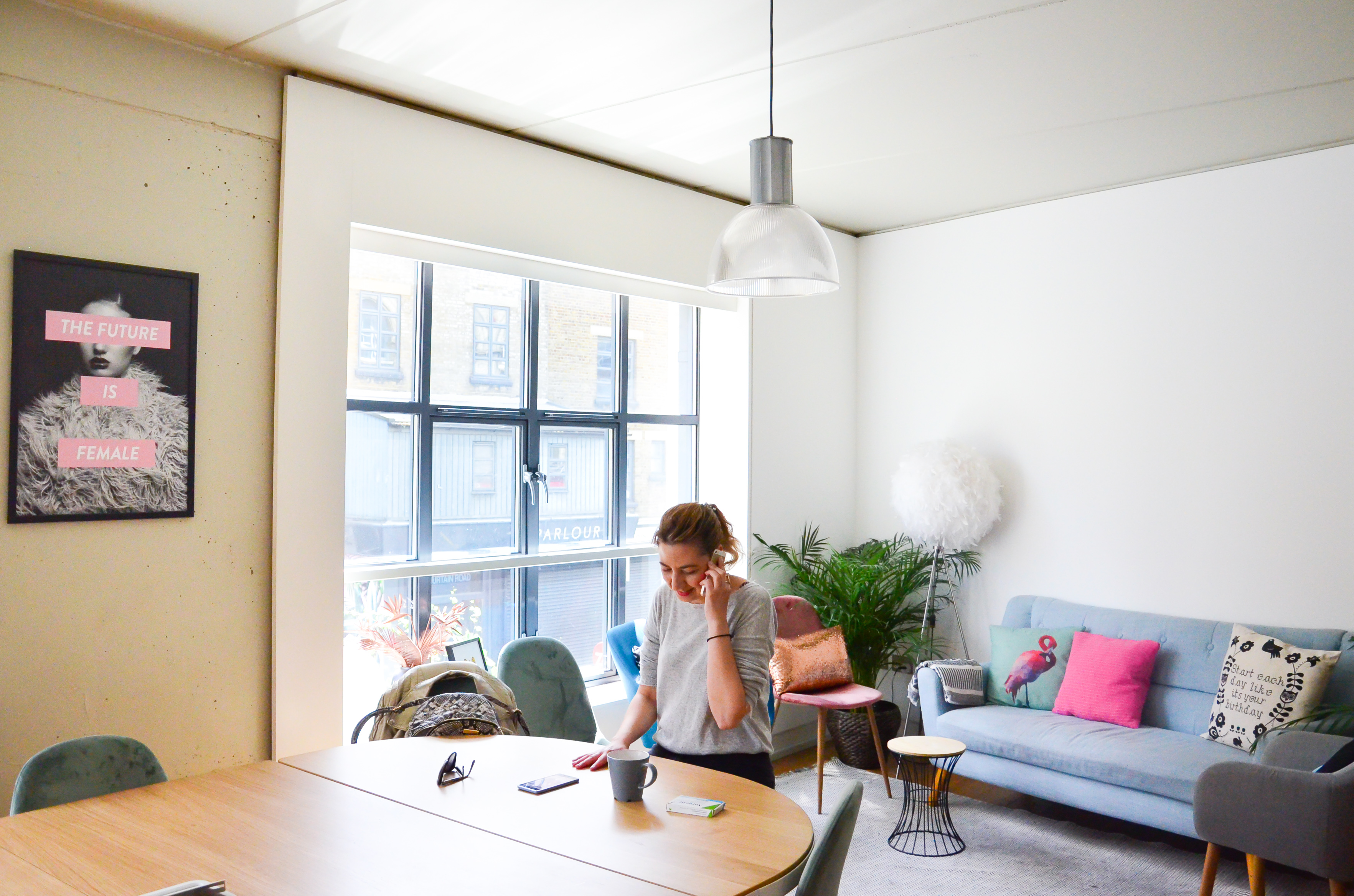 Modern meeting space with wooden table, ideal for brainstorming and collaboration.