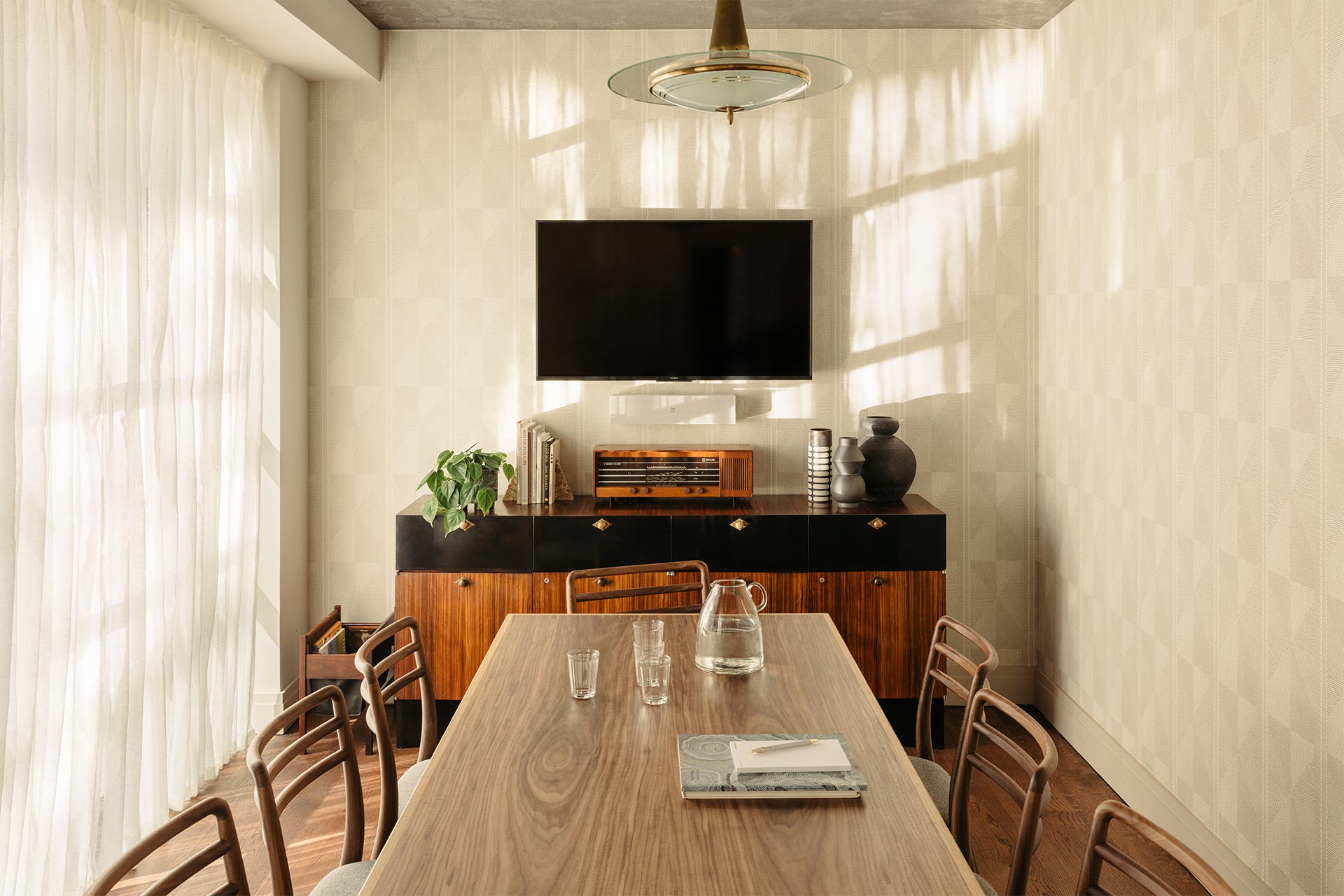 Modern meeting room in The Hoxton Southwark with wooden table, ideal for events.