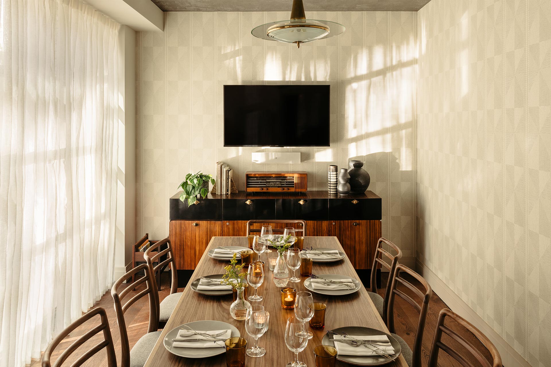 Stylish meeting space in The Hoxton Southwark, perfect for intimate gatherings and presentations.