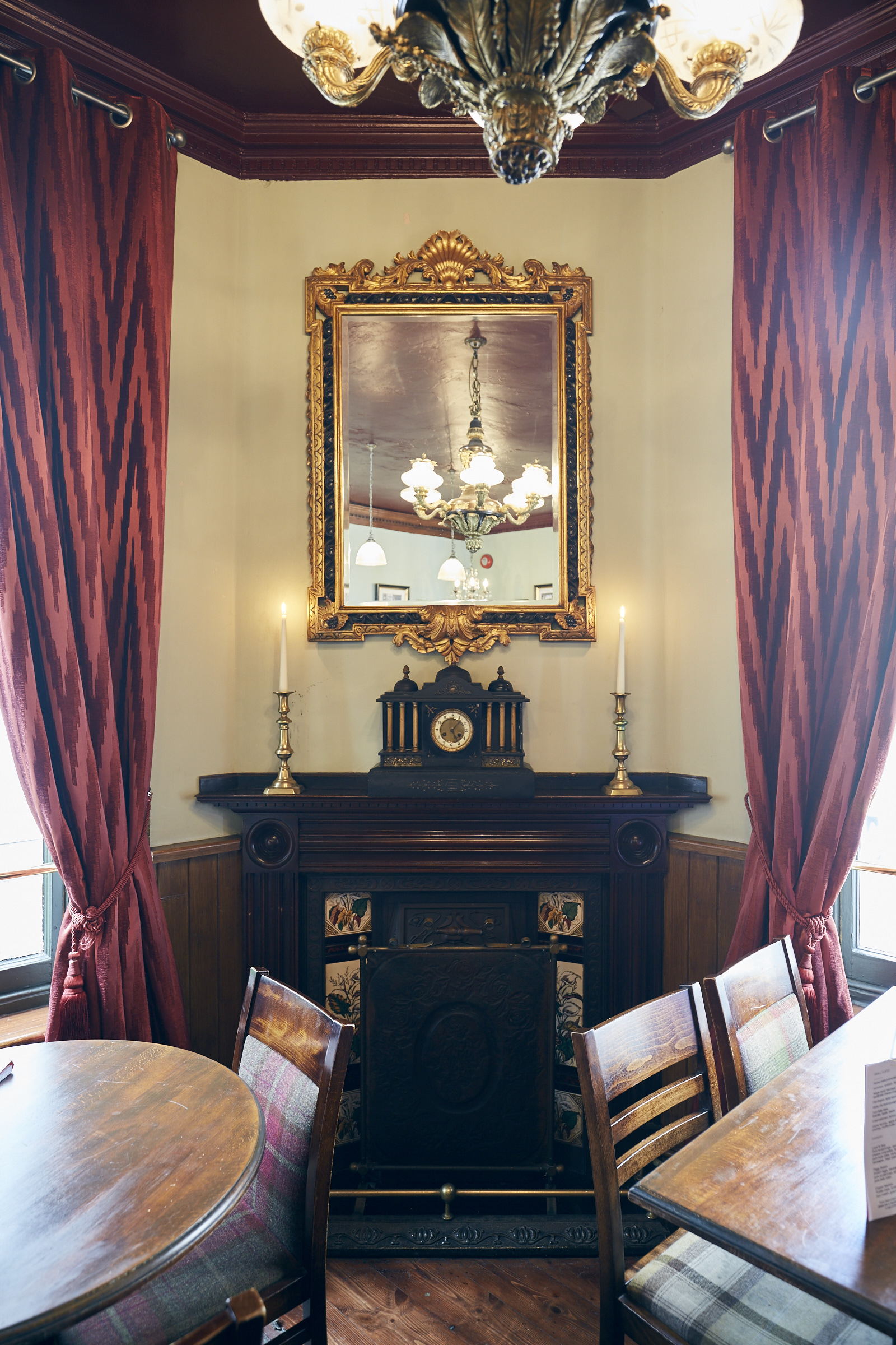 Elegant meeting space with classic fireplace, ideal for intimate gatherings and discussions.