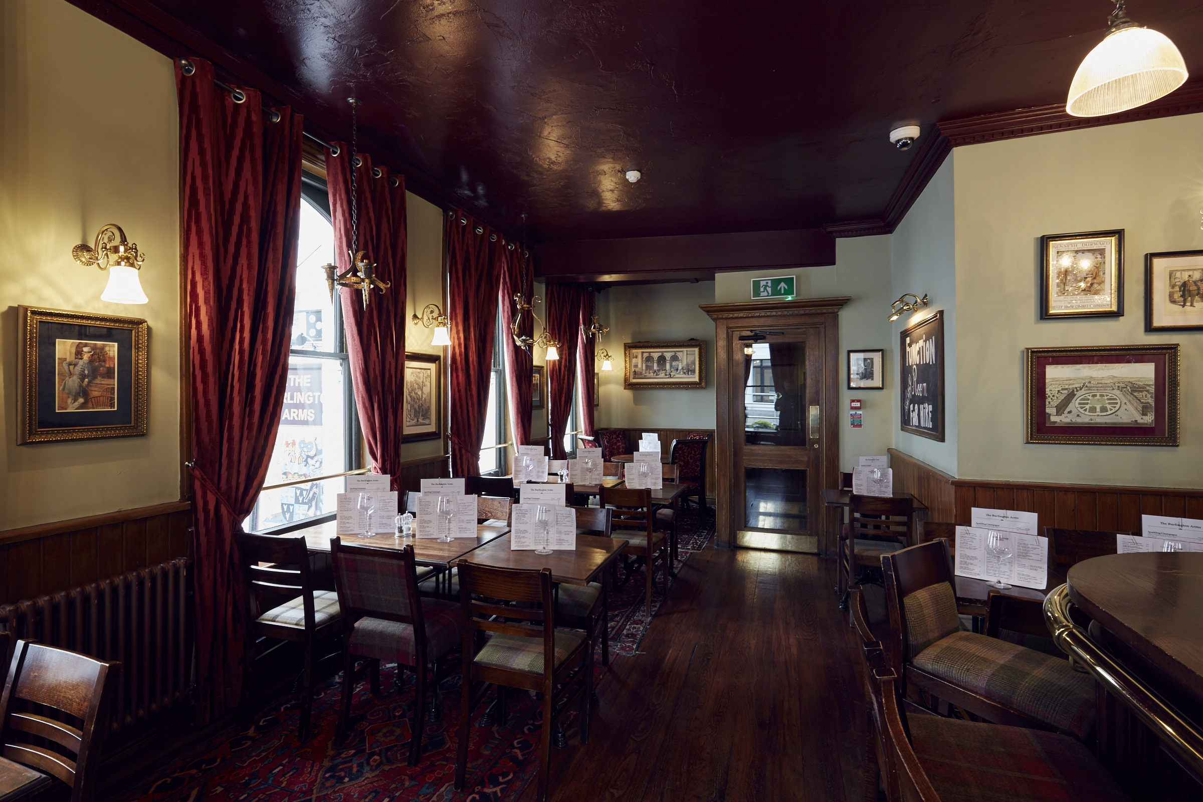 Cozy meeting space at Burlington Arms, perfect for intimate gatherings and events.