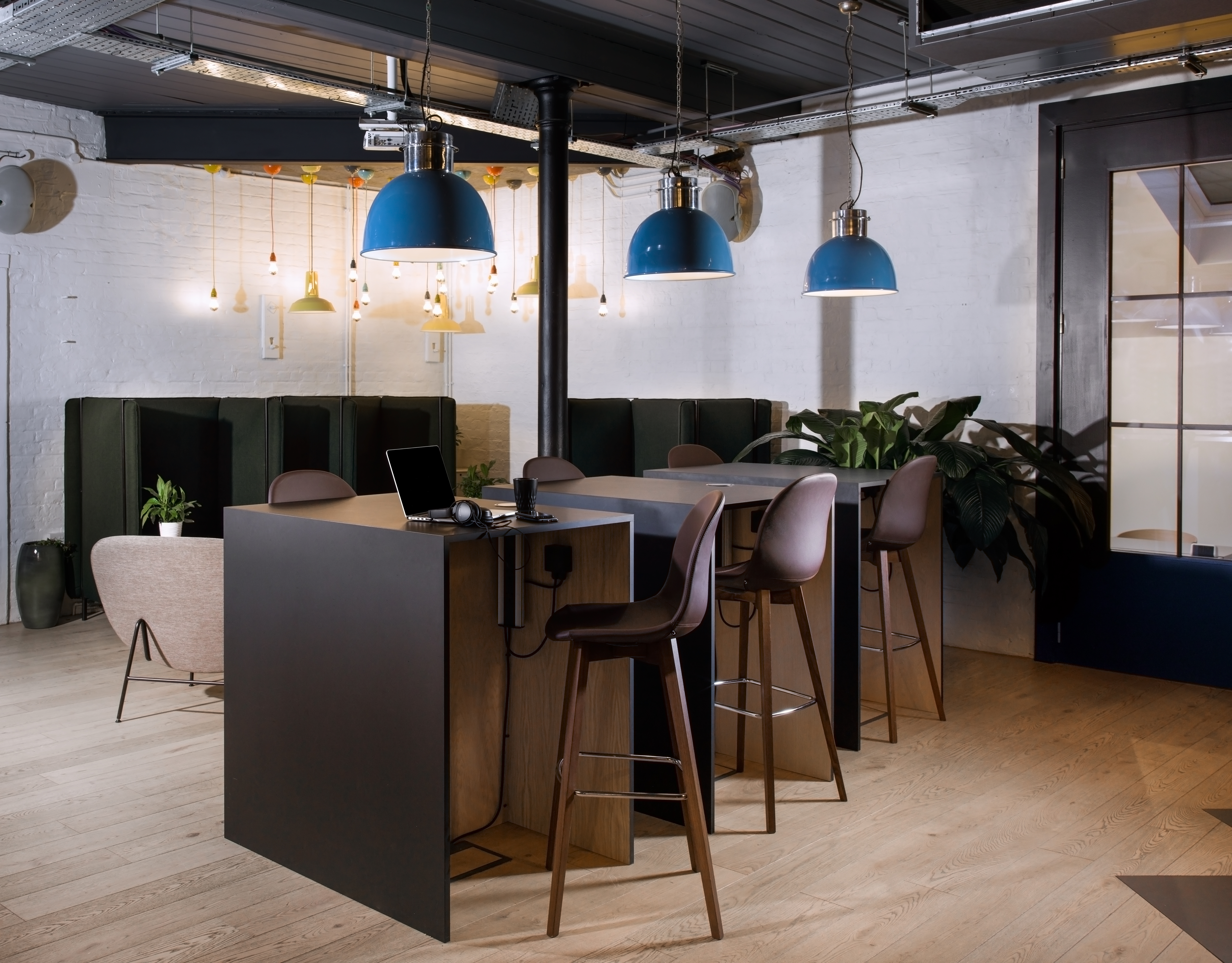 Modern meeting room with bar-style seating for collaborative discussions, ideal for brainstorming.