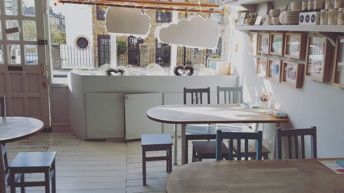 Bright venue in Sammy Duder with cloud decor, perfect for meetings and workshops.