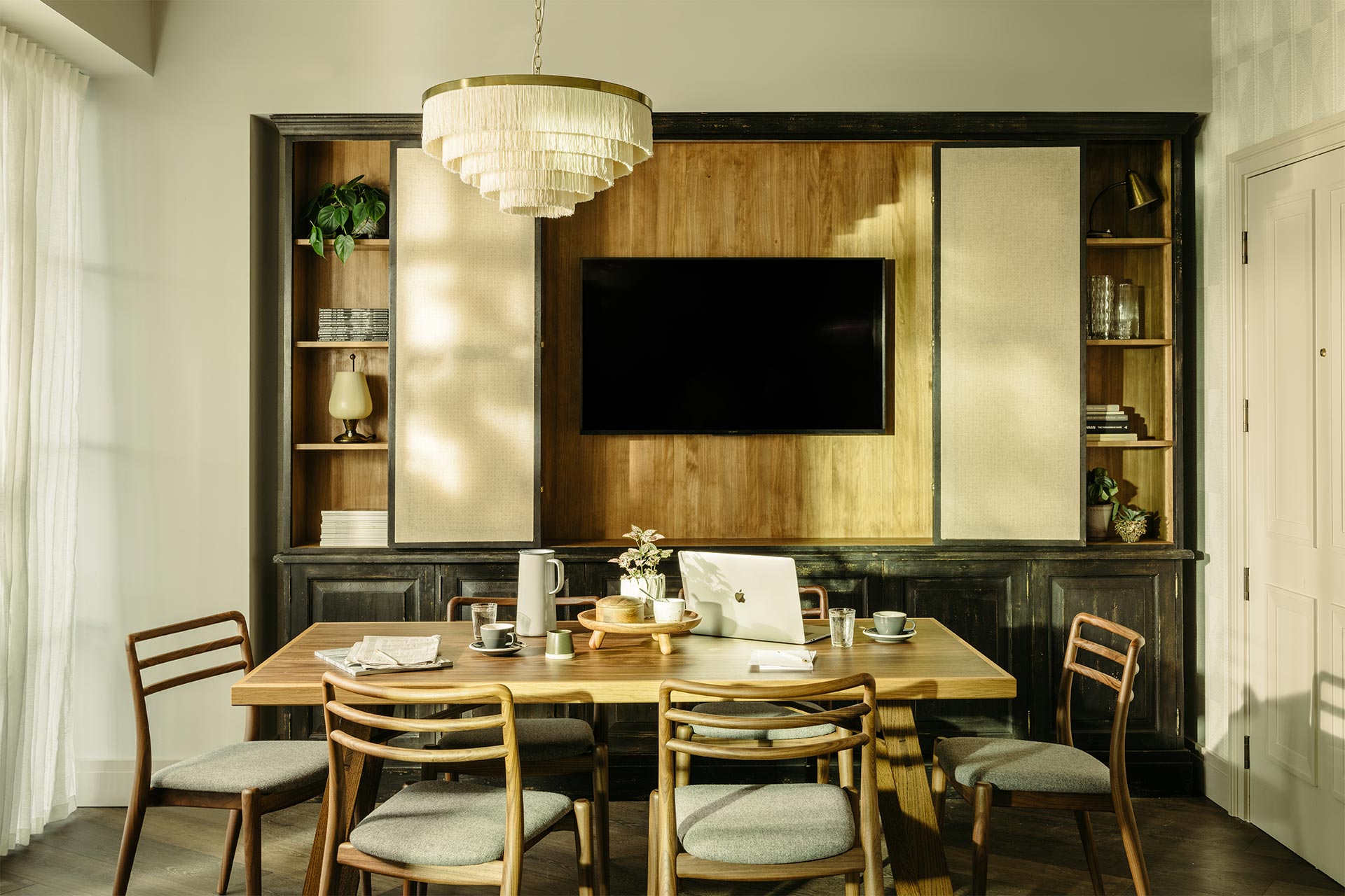 Library meeting space at The Hoxton Southwark, ideal for intimate gatherings and brainstorming.