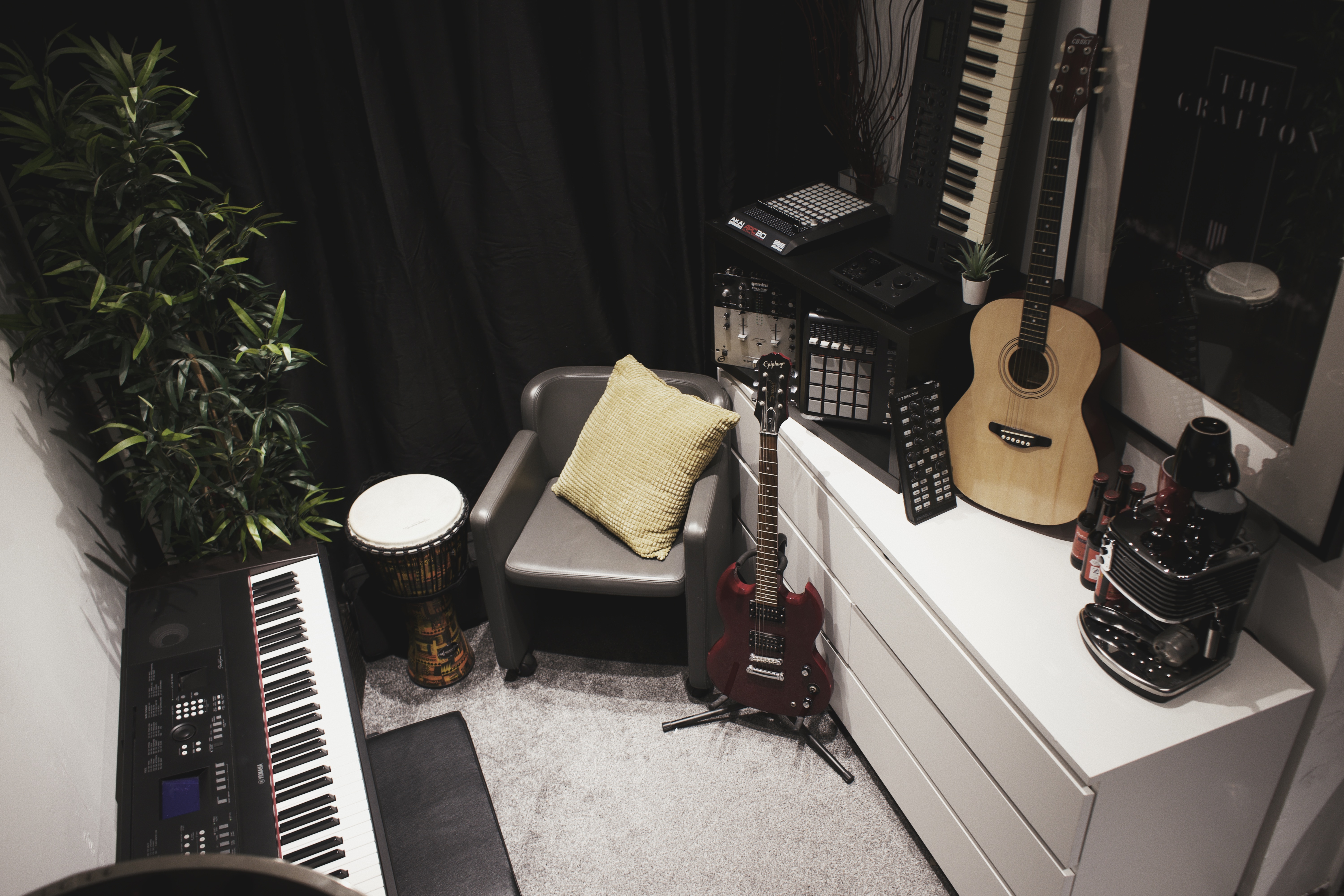 Cozy music corner at Innertone Studio for creative workshops and team-building events.