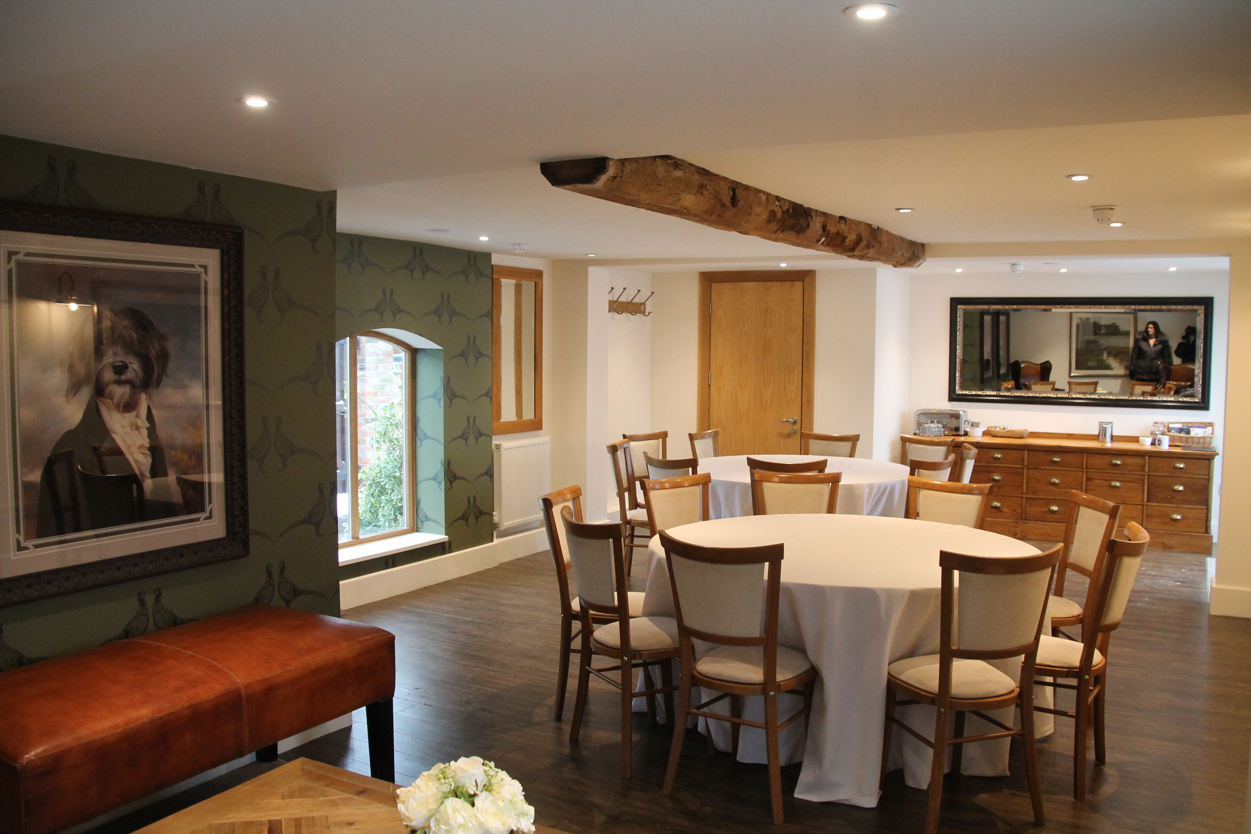 Versatile Mythe Barn stable with round tables, ideal for workshops and small conferences.