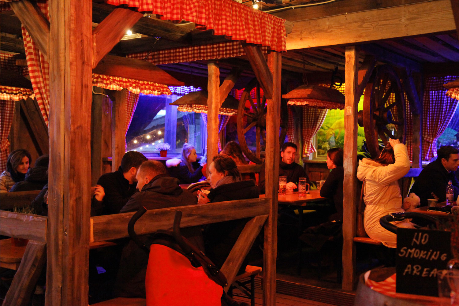 Cafe Bavaria - Unten (Downstairs) - ct25121znit.jpg