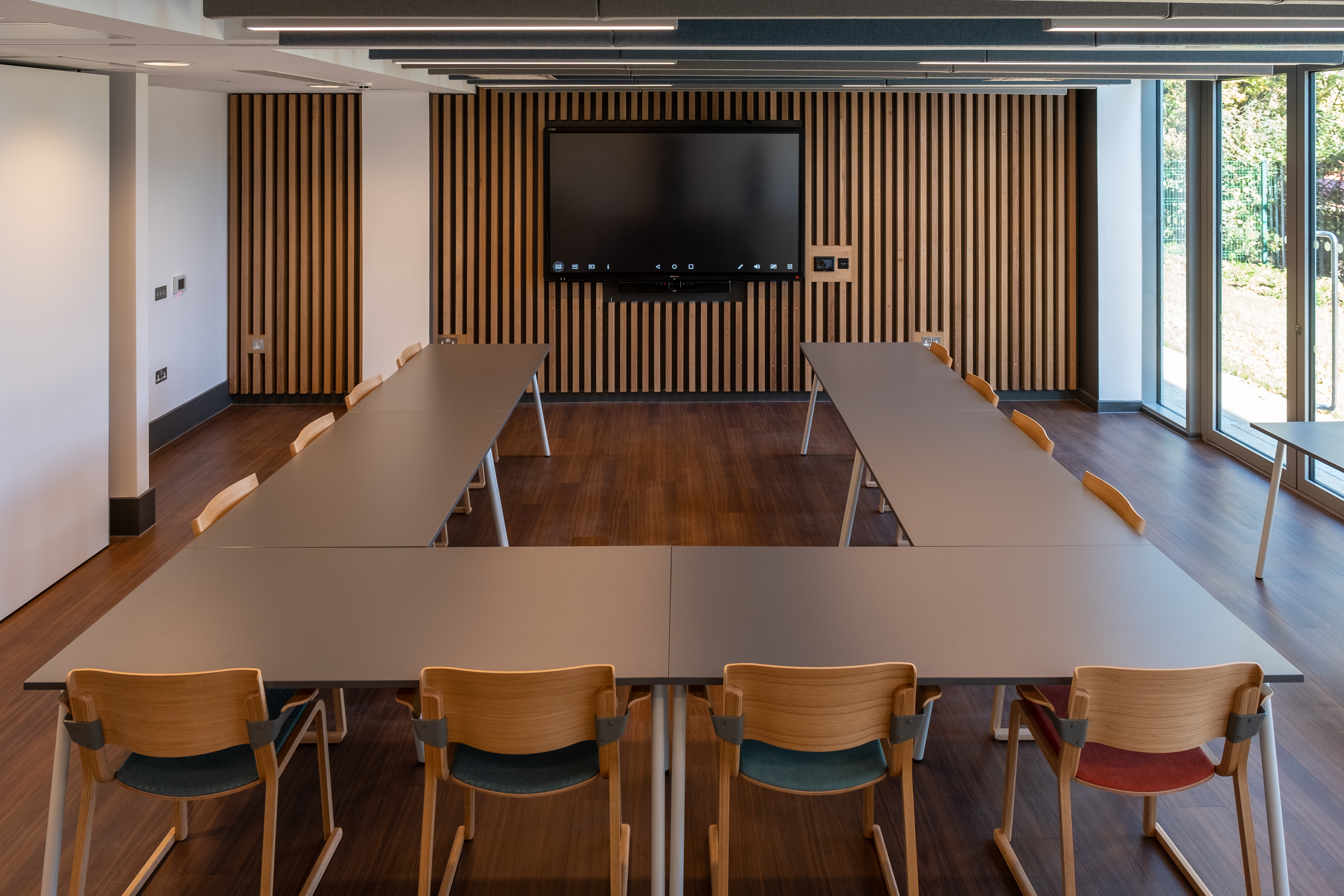 Modern seminar room with U-shape setup, ideal for meetings and presentations.