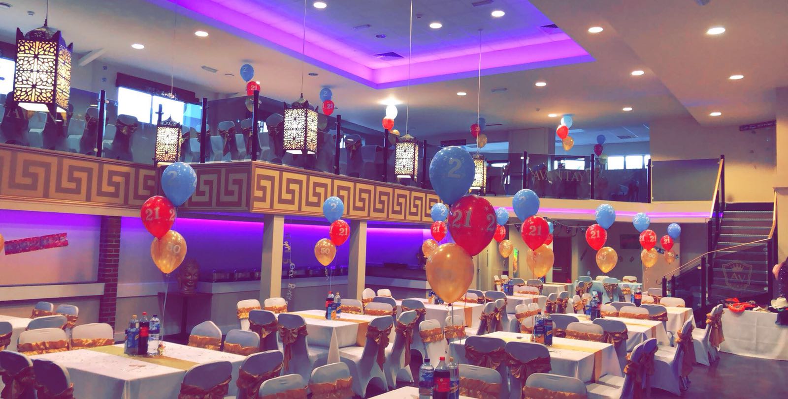 Corporate event in Avantay suite with elegant tables and colorful balloons.