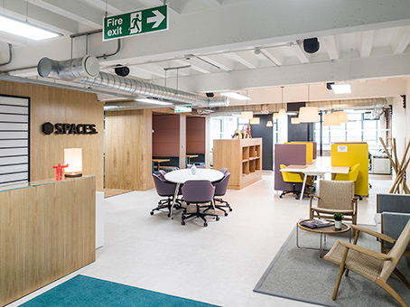 Modern flexible workspace with natural light for dynamic meetings and events.