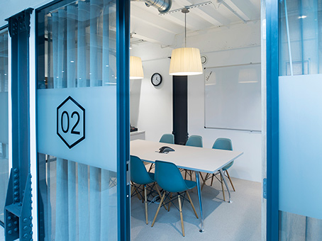 Modern meeting room with sleek table, ideal for collaborative sessions in Ropewalks.