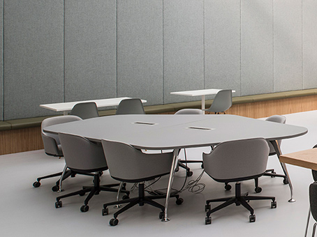 Modern meeting space with oval table, ideal for workshops and brainstorming sessions.