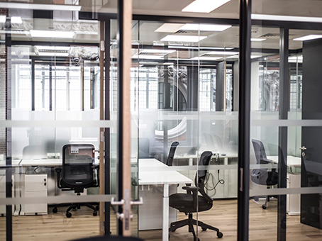 Modern meeting room with glass partitions, ideal for team collaboration and brainstorming.