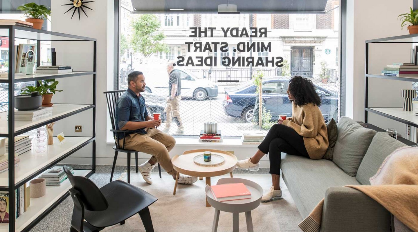 Modern meeting room with natural light, perfect for brainstorming and collaboration.