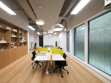 Modern meeting room with natural light for collaborative events in Covent Garden.