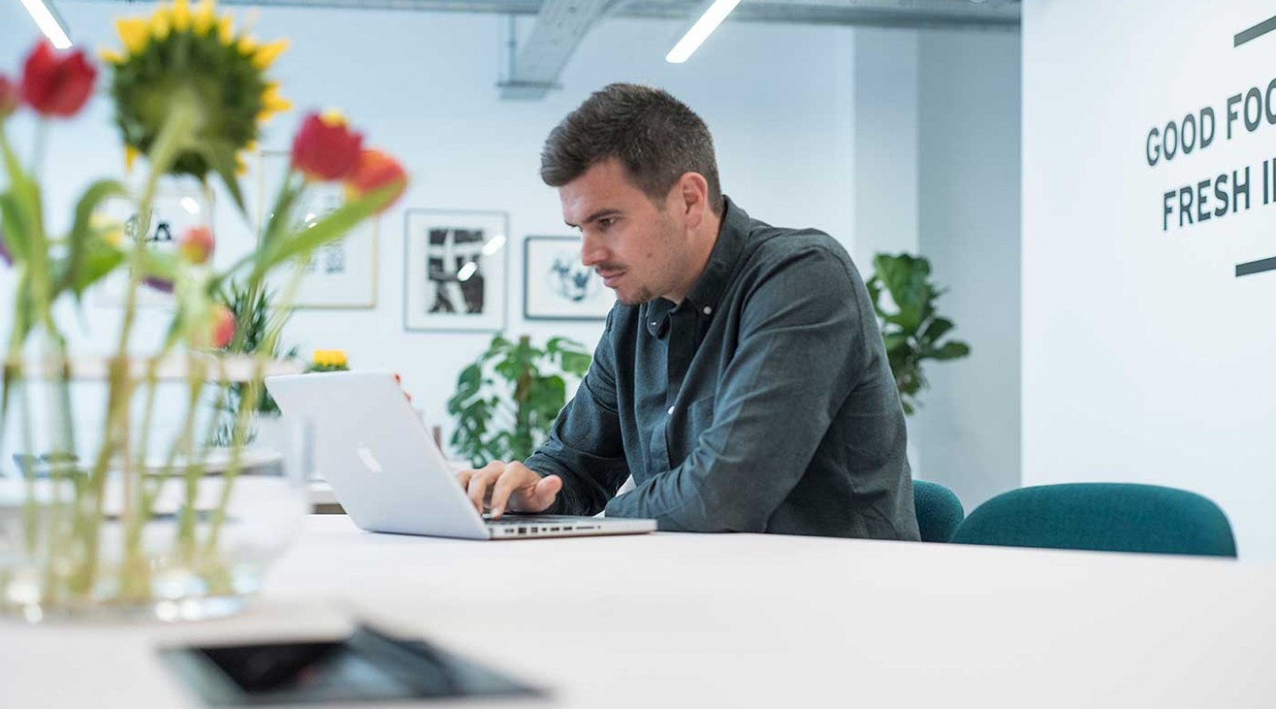 Modern meeting room with natural light, ideal for collaborative brainstorming sessions.