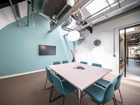 Modern meeting room with spacious table, ideal for collaborative events and presentations.