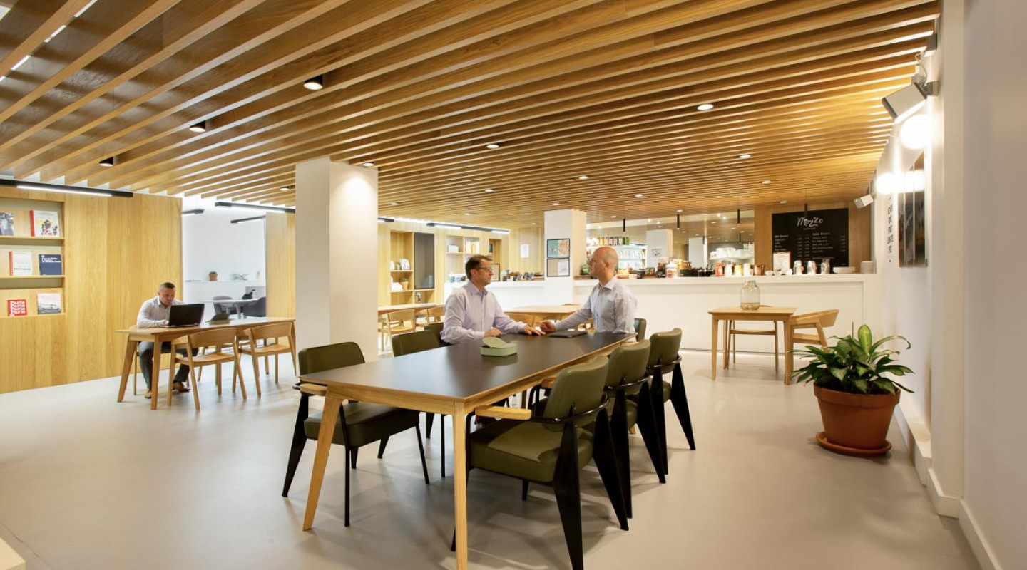 Modern meeting room with natural light, ideal for collaboration and networking events.